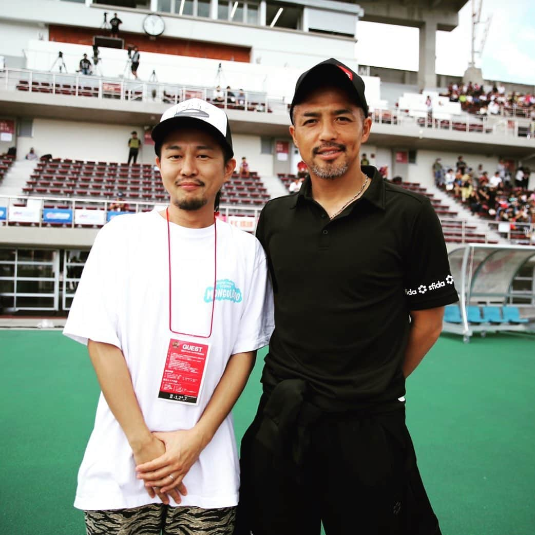 Kuboty のインスタグラム：「小野伸二選手FC琉球退団😢一年半お疲れ様でした⚽️  おれのヒーロー、断トツ世界一好きなサッカー選手、これからもずっと応援してます🤘  写真は去年の10月、FC琉球のホームスタジアム、タピスタにて。  緊張するともれなくオバショットになります👵  Photo by @saru_0305   #FC琉球 #小野伸二 #kuboty #母親似 #オバショット」