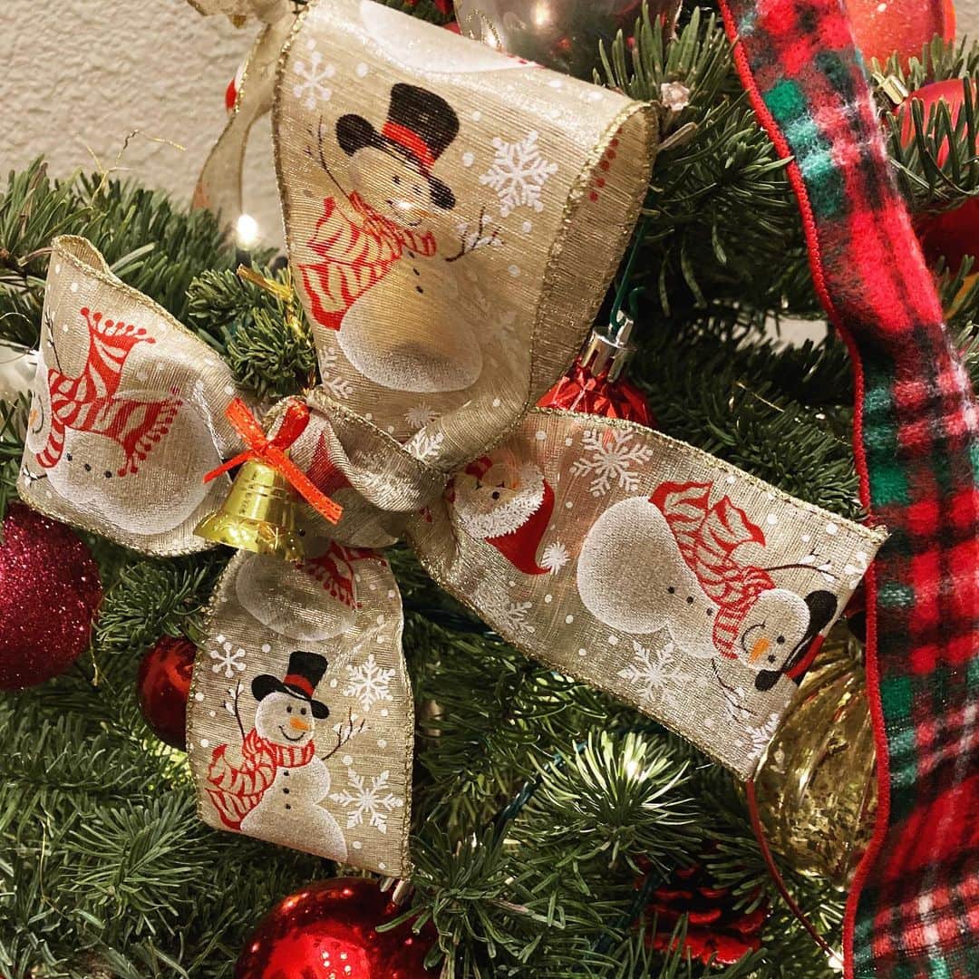 由梨香のインスタグラム：「Merry Christmas✨  皆様 素敵な夜を✨🎄  私は今年頑張った作品の完パケ映像も届き 嬉しい日になりましたよー🎉 早くみんなに聞いてほしいなぁ  #merrychristmas  #メリークリスマス #世にも大きなダリア　 #3枚目の被り物は合成です笑」