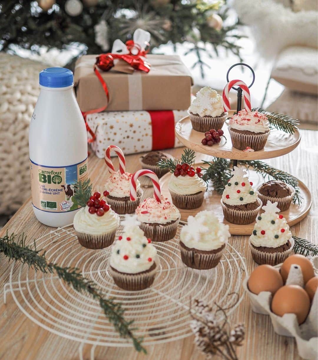 Carrefour Franceさんのインスタグラム写真 - (Carrefour FranceInstagram)「Nous sommes de la team ouverture de cadeaux le 25 !  Et cette année @laurine_mn nous a préparé des cupcakes chocolats mascarpone pour bien commencer la journée. Et vous, vous avez déjà ouvert vos cadeaux ?🎁   #Carrefour #cupcakes #noel #food #foodlover」12月25日 19時00分 - carrefourfrance