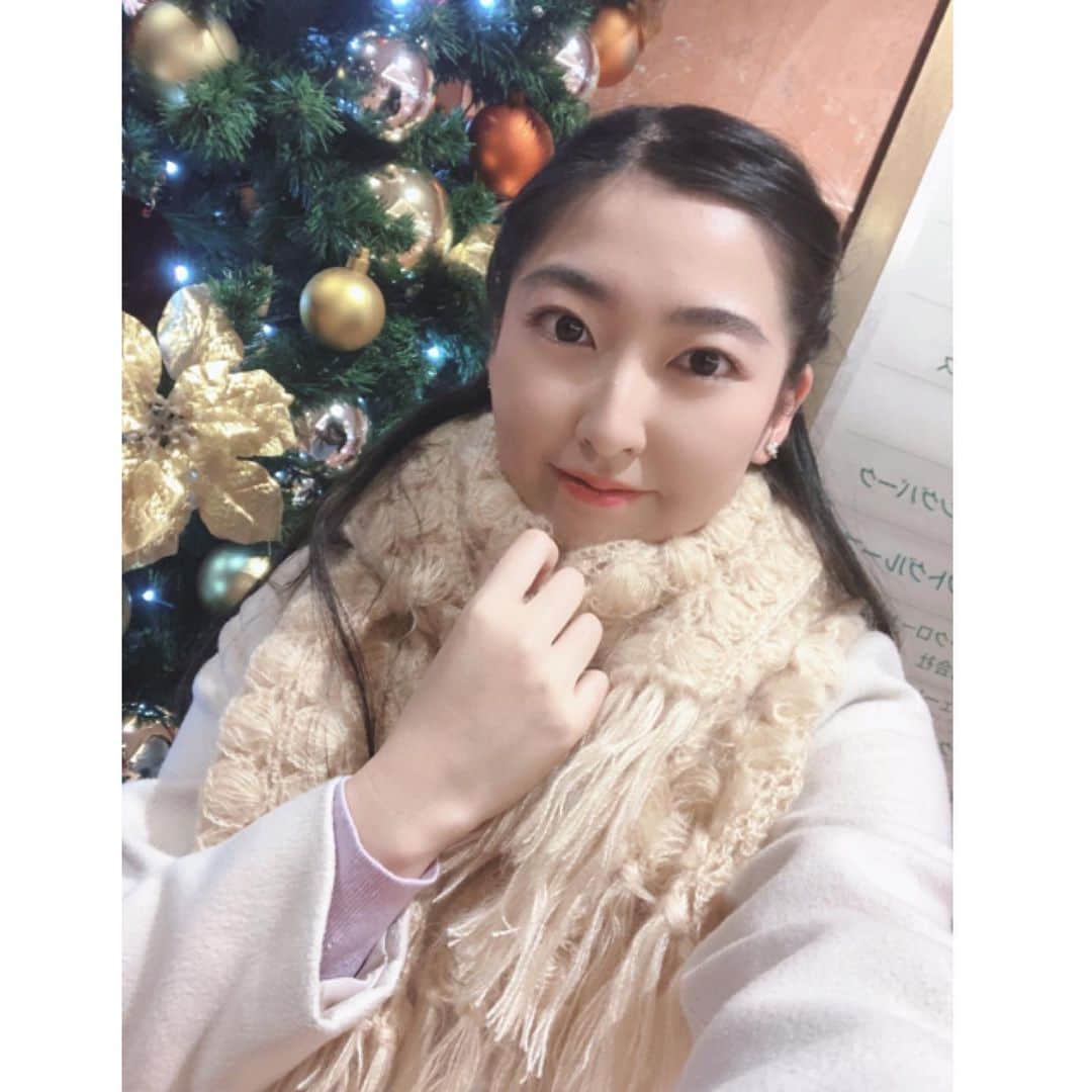 歌倉千登星のインスタグラム：「✳︎✳︎  メリークリスマス🎄🎅  このご時世ですが、皆様良いクリスマスをお過ごし下さい♪  #メリークリスマス #12月25日 #サンタさんは来ましたか  #私はサンタさんもう来ません　#クリスマス #自撮り　#今日は母と過ごしました　#女子大生 #大学生　#キャンパスクイーン　#クリスマスツリー　#年末って感じだね #自分の写真あげるの久々」