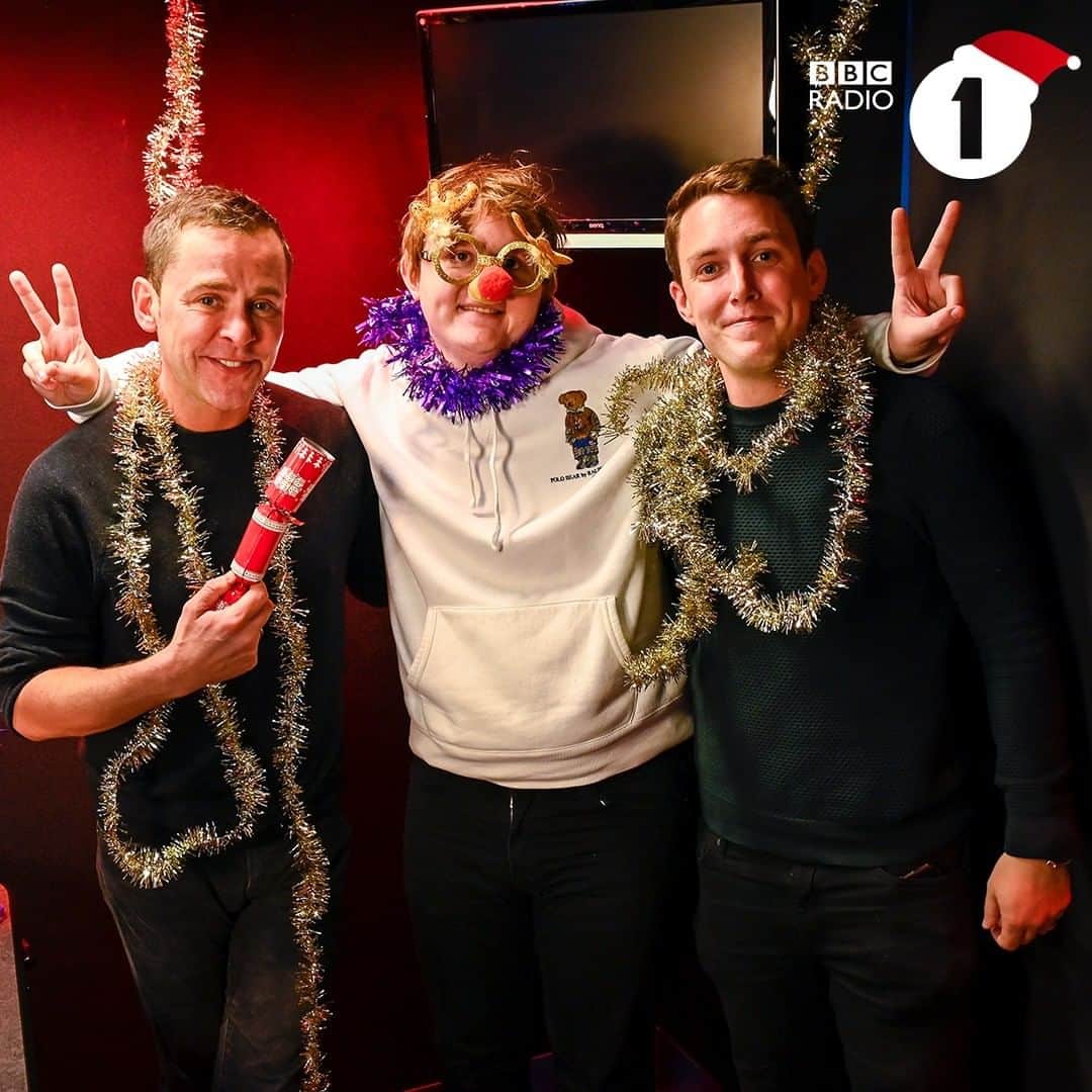 BBC Radioさんのインスタグラム写真 - (BBC RadioInstagram)「Merry Christmas, have a cracker x ⁣ ⁣ (This pic is a throwback from last year)」12月25日 19時00分 - bbcradio1