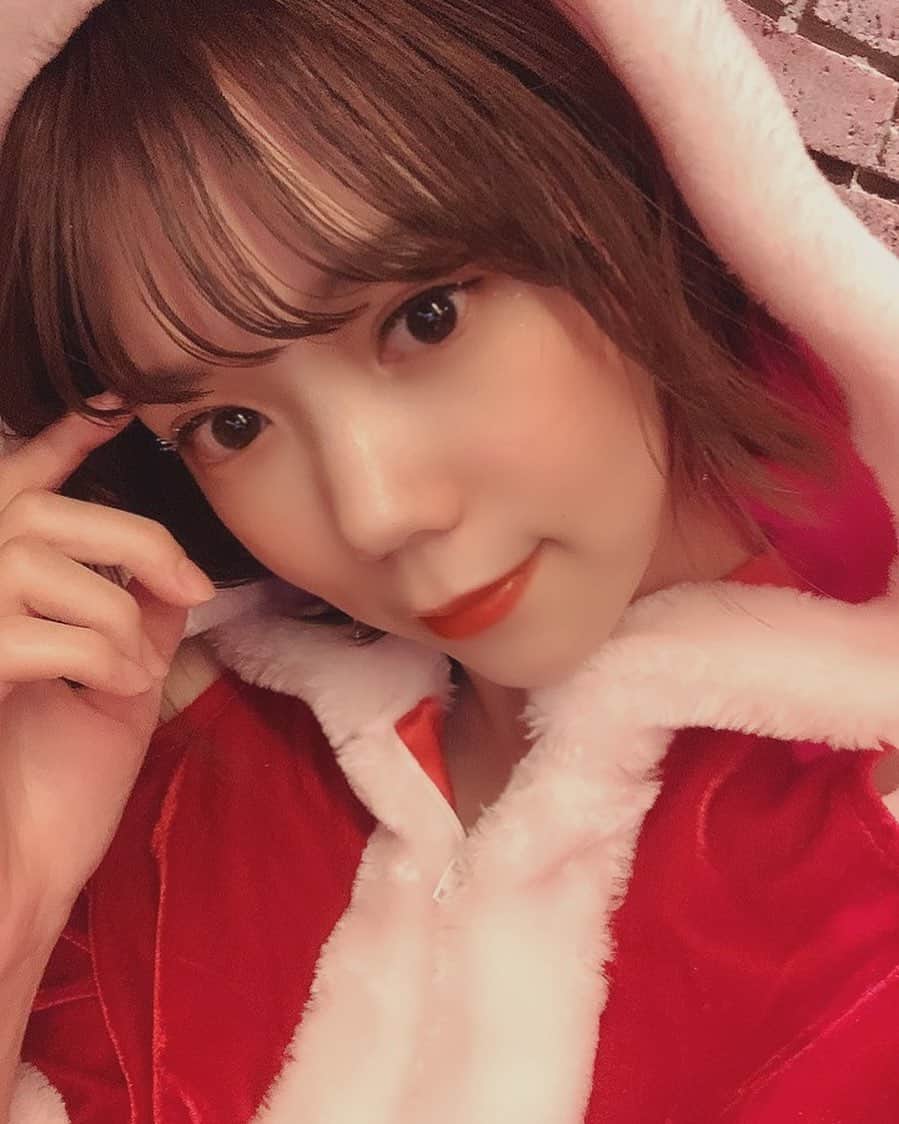 千田麻実のインスタグラム：「⠀ メリークリスマス🎅🏻！⠀ 普通のマスカラの上にカラーマスカラのダイアモンドっていうキラキラのやつ重ねてみた☺︎⠀ 下瞼の目尻はアディクションのマリアージュ#092⠀ ⠀ ⠀ #addiction #merrychristmas #クリスマス」