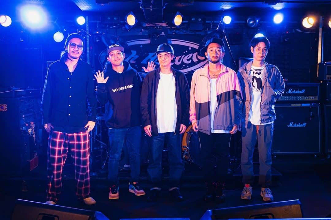 ORANGE RANGEのインスタグラム：「このあと20時より配信されるYouTubeプログラム『#ORANGERANGE #ヴィデヲDEクリスマス』の公開直前に、7th Heaven Kozaで新たに撮り下ろしたライブ映像の収録時に行った、琉球新報Styleのインタビューが公開📝 プレミア公開前にぜひチェックしてみてください✅️ https://ryukyushimpo.jp/style/article/entry-1246820.html  さらに完売していた #NAKEDxREFINISHED ツアーグッズが一部再入荷🎅 サコッシュ付き限定パッケージの2枚組ALも販売中💿 数に限りがありますので、お早めにお買い求めください⚠️ orangerange.com/goods/ @orangerange_official @ryukyushimpostyle」
