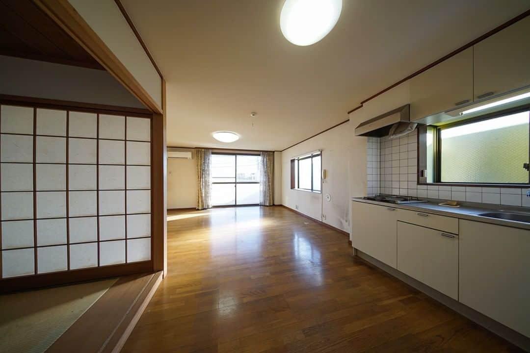 せたがやクラソンのインスタグラム：「『メンバーが選ぶ！今年のナンバーワン部屋！🏠〜2020〜』  さて、2020年も残すところあと少しですね。 みなさんどんな1年だったでしょうか…😌  今年もクラソンメンバーは、様々なお部屋の内見に行きました。 その総数、294件！🎉  いろんなお部屋があった中でメンバーが個人的に「ナンバーワン！」と思ったお部屋をふりかえってみました！来年の目標、メッセージとともにどうぞ🕊  ________________________________________________  【はせがわ今年のナンバーワン部屋！🏠】  物件タイトル：『日和 301』  和室とLDKのバランス。最高。実は、実際にはスタッフのおがたが取材に行って、私はポイントを聞いて文章を書いただけなのですが、それでも愛着が湧くくらいお気に入り。線路沿いで厳しい立地だとは思うけど、少しでも過ごしやすいようにと考えられた間取りも、良き〜。おとなになったらこんな部屋に住みたい。  ________________________________________________  🌅来年挑戦したいこと ブロンドヘア👩  🗣みなさまへひとこと はじめて家族と過ごさない年末年始です。さみしい！ 今年はたくさん仕送りしてもらっちゃたので、お返しに世田谷のあれやこれを詰め込んだものを送り、お家でゆっくりゲームして過ごします〜。みなさま良いお年を！  ▶️次回はやまぐちのナンバーワンです。乞うご期待💪 __________________________________________________________________  #せたがやクラソン #せたがやンソン #賃貸 #お部屋探し #オンラインお部屋探し  #引っ越し #内見 #部屋 #ワンルーム #ひとり暮らし #ふたり暮らし #好きな街 #暮らしを楽しむ #キッチン #家具 #世田谷 #賃貸インテリア #リノベーション #コンシェルジュ #世田谷のお部屋探し #ゆく年くる年 #松陰神社前 #ナンバーワン #部屋の写真 #感謝 #レトロインテリア #お正月」