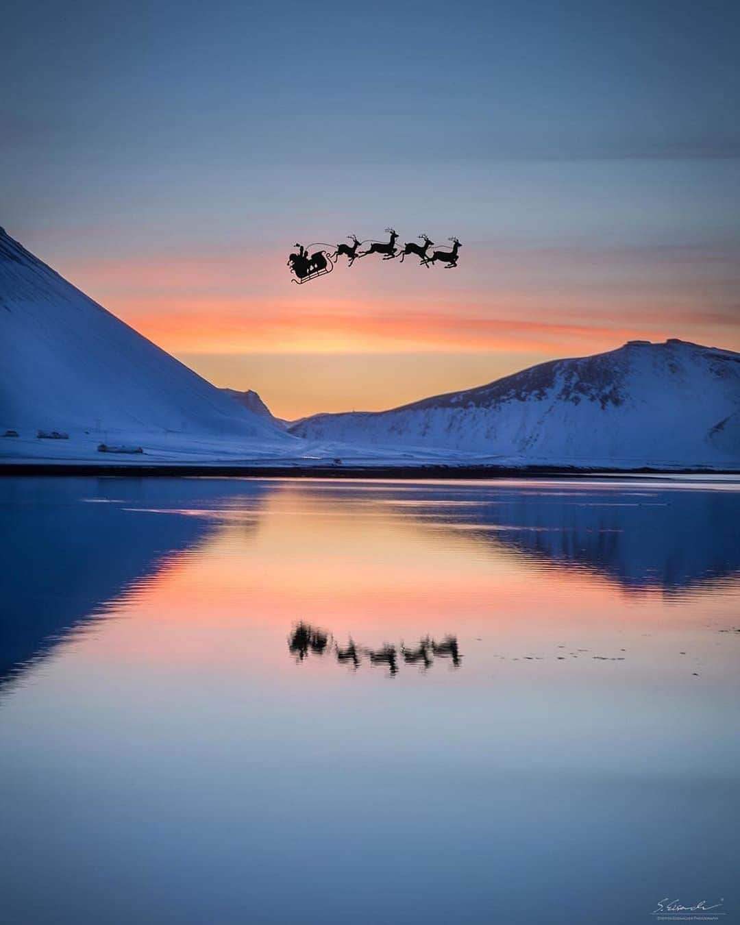 Canon Photographyさんのインスタグラム写真 - (Canon PhotographyInstagram)「Merry Christmas from the whole @canon_photos team. We hope you can enjoy the time with your loved ones despite this difficult time we are in 🎄 Art created by @steffeneisenacher  #christmas #santa #reflections #santassleigh」12月25日 19時01分 - cpcollectives