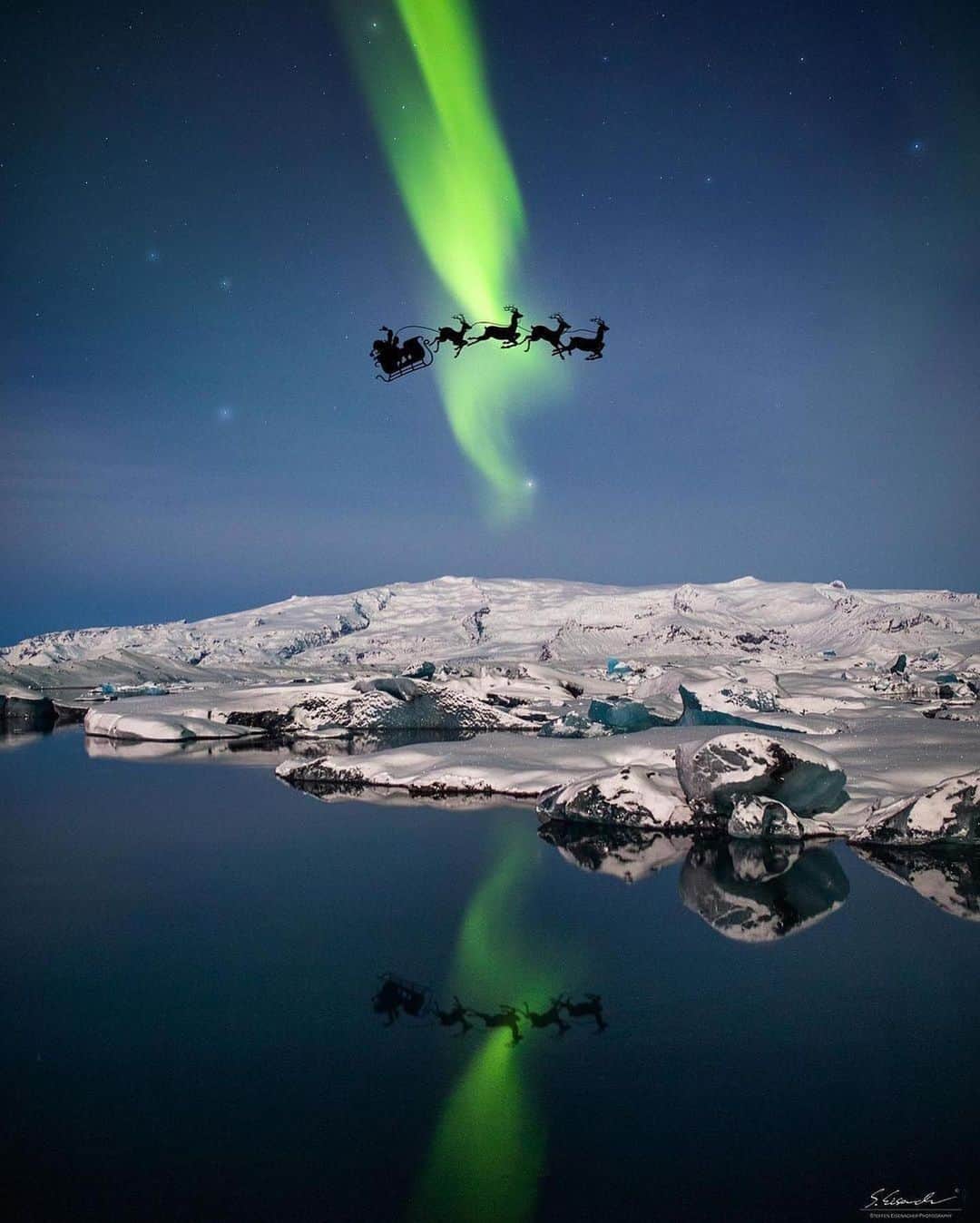 Canon Photographyさんのインスタグラム写真 - (Canon PhotographyInstagram)「Merry Christmas from the whole @canon_photos team. We hope you can enjoy the time with your loved ones despite this difficult time we are in 🎄 Art created by @steffeneisenacher  #christmas #santa #reflections #santassleigh」12月25日 19時01分 - cpcollectives