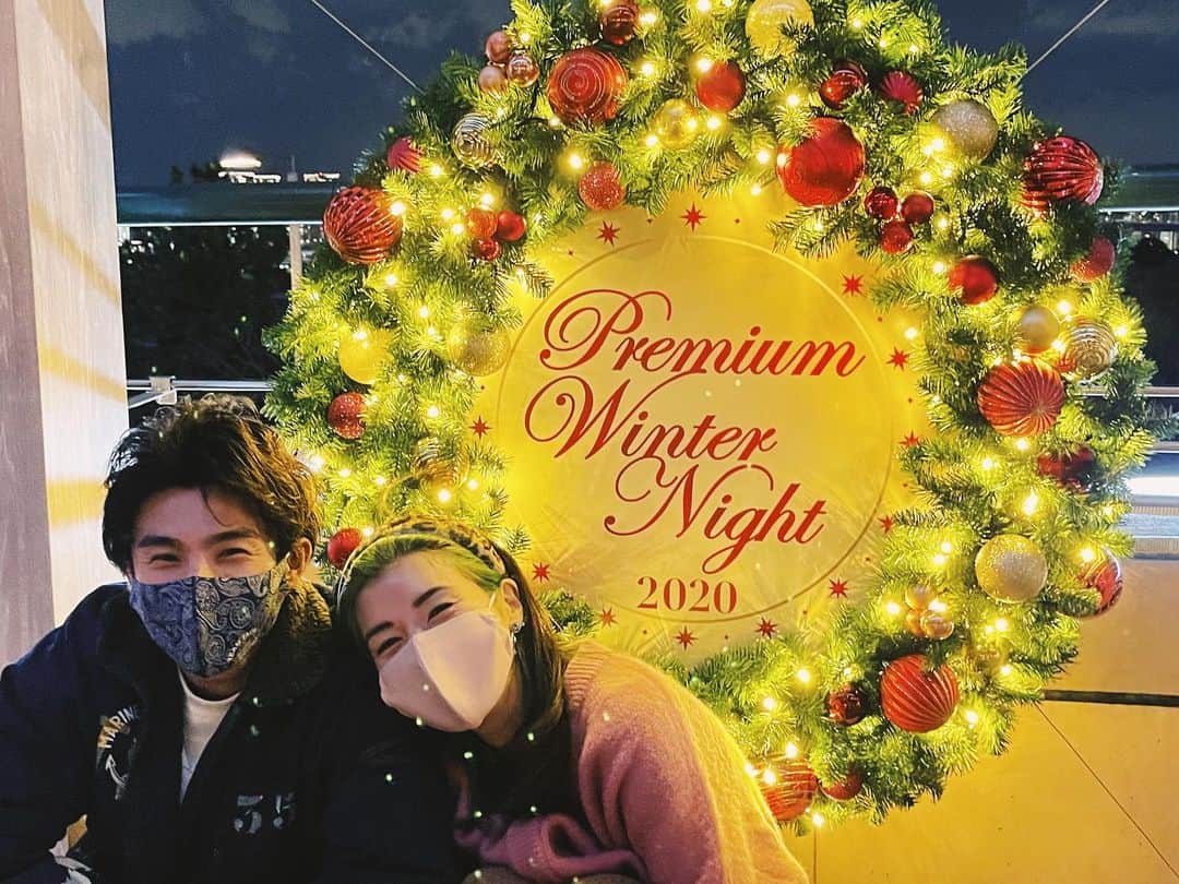 仲里依紗のインスタグラム：「めりくり〜❤️🎄🎅❣️❣️❣️ 記念にトカゲくんが撮ってくれました💕 年々トカゲくんの写真が上手になってくるし、年々なぜか顔が似てきている…🤣 来年は世界中がもっと笑えるクリスマスになりますように🎄  キツネさんがこの写真みて 自分の目の方があいてる！とニヤニヤし、 勝ち誇っていました🦊❣️メリクリ✌️🎄」