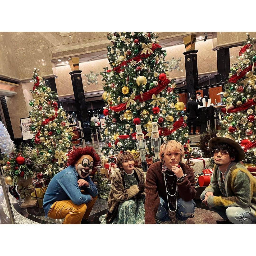 Saoriさんのインスタグラム写真 - (SaoriInstagram)「Mステ終わり、みんなでツリーの前で写真を撮らない？と誘ってみた。  男性陣は「ああ」とか「まあいいよ」とか言いながら撮ってくれました。  メリークリスマス！  #Mステ　#sekainoowari」12月25日 19時05分 - saori_fujisaki