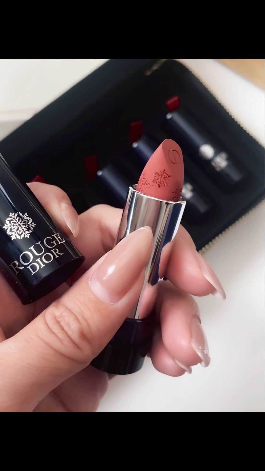 倉園由菜のインスタグラム：「🎄✨#diorchristmas   サンタさんありがとう🎅 #happychristmas ❤︎  #dior #diormakeup #diorlipstick #ディオール #ディオールコスメ #ディオールクリスマスコフレ #ディオールリップ #diorクリスマスコフレ #クリスマスコフレ #クリスマスコフレ2020」