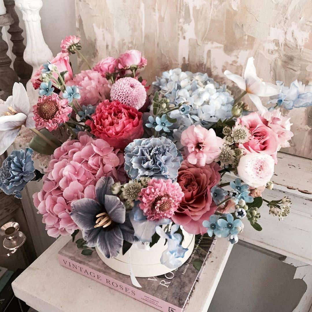 Florist.janeさんのインスタグラム写真 - (Florist.janeInstagram)「크리스마스 이브 #블스박스 💙💓💙💕  . . . . . . . 👆🏻블스 주문건 경우 배송료는 모두 별도 입니다. . ✌🏻배송 시간은 매번 달라지는 교통 상황에 따라 정각에 맞출  수 없으며 대략적인 시간대에 배송해드립니다.(ex 1시-2시)  👌🏻상품 문의시 원하시는 작품 캡쳐후 문의주시면 빠르게 답변도와드리겠습니다💕  🤟🏻매번 달라지는 꽃 시장 상황에따라 샘플 사진과 100% 동일하게 제작은 어렵습니다. 최대한 비슷하게 또는 사진 보다 더욱 예쁘게 제작해드리니 전적으로 플로리스트 의견을 믿어주세요 🙏🏻  .  . . .  #블루밍스완 #꽃스타그램 #꽃집 #꽃선물 #선물추천 #flowers #크리스마스선물 #크리스마스 #꽃배달 #강남꽃배달 #연예인서포트 #연예인꽃선물 #일상 #선물스타그램 #프로포즈 #결혼기념일 #생일선물 #여자친구선물 #강남꽃집 #논현동꽃집 #부모님선물」12月25日 19時09分 - jane.florist