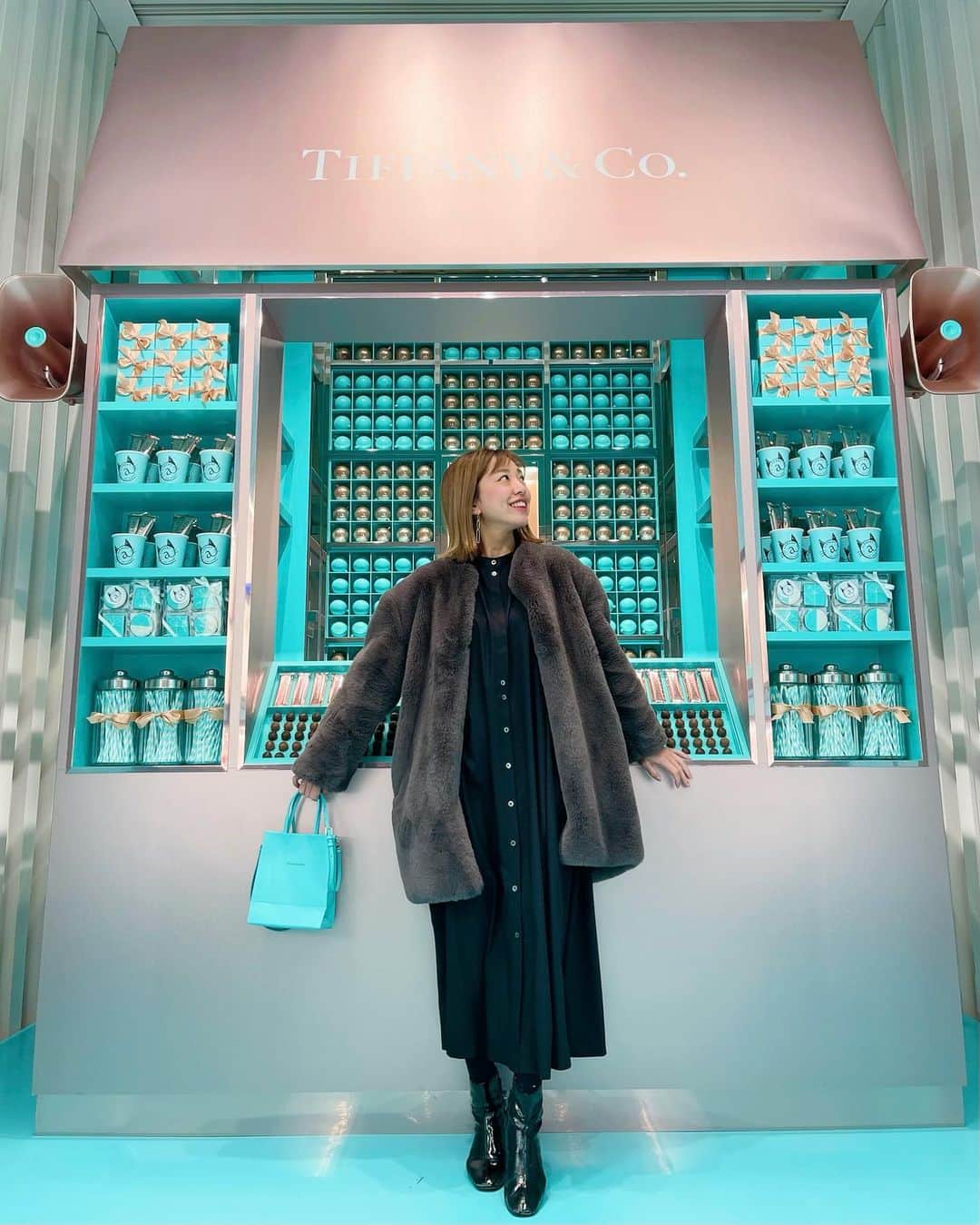 本橋優華のインスタグラム：「先日、夢のような空間へあのコと☺︎ Merry christmas‼︎  素敵な夜を♡  #merrychristmas#xmas#loveyou  #tiffany#tiffanyandco#tiffanyblue#tiffanybag #popup#harajuku」