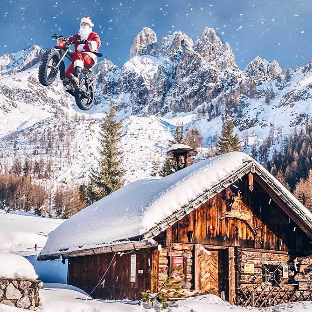 UNBY GENERAL GOODS STOREのインスタグラム：「メリーーーーィィクリスマーーース‼️‼️‼️🎅🚲⤴️ クリスマス本番！さすがにストーリー上のクリスマス相談室※の回答には出せませんでしたが(※unby_officialのストーリー上にあらわれたギフト相談室。ハートフルな質問に癒されるinstagramの好使用例‼️アーカイブはハイライトでご覧いただけます☺️) カルフォルニア発の電動自転車「SUPER73」まだUNBYにありますので気になってる方は、　@unby_tokyo と @unby_minoh までお問い合わせくださいね。 2020年は本当に我慢ばかりの年でした😭 旅行には行けないし、忘年会でみんなで飲むことも出来ない、会えない恋人たちだっているかもしれません。 だからもうクリスマスプレゼントに奮発しても、今年ばかりは仕方ない‼️(という言い訳でどうでしょう？) . . . . . #UNBY #unbygeneralgoodsstore  #as2ov #super73 #スーパー73 #電動自転車 #🎅 #クリスマスプレゼント　#🎁 #🎄#unbybestgiftlist」