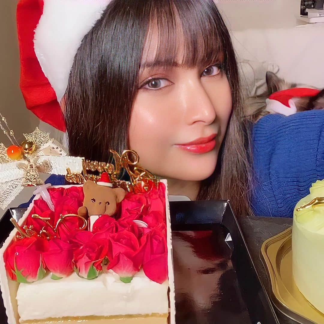 アミンカレダのインスタグラム：「.﻿ 🎄🤶Merry Xmas 🎂💖﻿ 先日の質問コーナーを動画にしました🌟 オススメのお店のグルテンフリーのケーキと糖質制限ケーキをチョイスしたよ🍰﻿ 美味しすぎて食べるの集中しちゃうわ😂﻿ ﻿ みなさんよい週末を🙋‍♀️✨﻿ ﻿ #クリスマスケーキ #モッパン #質問コーナー #ボディメイク #食事管理 #息抜き #ルワンジュ東京 #クリオロ #グルテンフリー #糖質制限ケーキ」