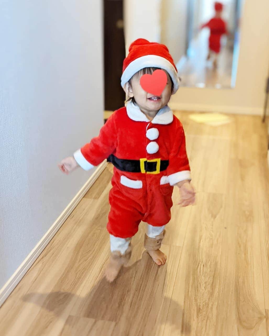 小野恵美のインスタグラム：「自己満&親バカですが、、 ちびサンタになってもらいました🎅  去年のコスチュームだから、ちょっとサイズ小さくてゴメン（笑）でも母は大満足です❤😍  じぃじばぁばにも写真送ったら、たまらなく萌えていました🤣笑  また来年もクリスマス楽しもうね！  #クリスマス #ちびサンタ #1歳 #1歳女の子」