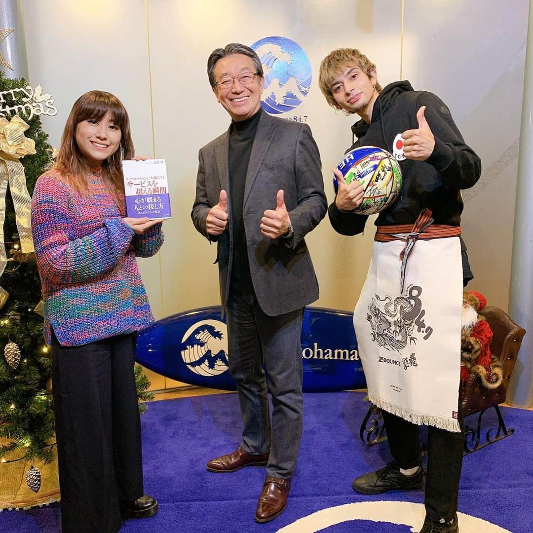 ZiNEZKAMIKAZEさんのインスタグラム写真 - (ZiNEZKAMIKAZEInstagram)「happy holidays✌️ take care & wishing the best for everyone😉🎄」12月25日 19時12分 - zinez_kamikaze