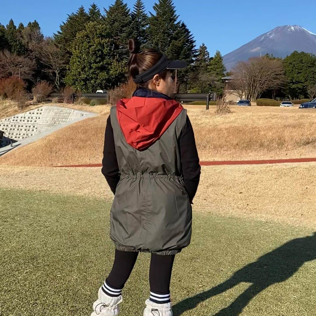 岩崎静羅さんのインスタグラム写真 - (岩崎静羅Instagram)「☺︎ 打ち納めしてきましたー！ 寒さにびびって @aimantgolf_official のベストを投入！！ フリース素材の内ベストと防風できるアウトベストのダブルパワーで ぬくぬくあったかでした！ * ーーCoodinate for Golf⛳️ーー OUTER... #aimantgolf  TOPS/BOTTOMS... @pxg  SUNVISOR... #pxg ーーーーーーーーーーーーーー * #155cm #ゴルフ女子 #美容マニア #sサイズ #sサイズコーデ #ゴルフウエア #golf  #golfwear #ゴルフコーデ #打ち納め #ベスト  #golfaddict #ゴルフ #富士山 #mtfuji #japan」12月25日 19時12分 - seeeeiiiiraaaa