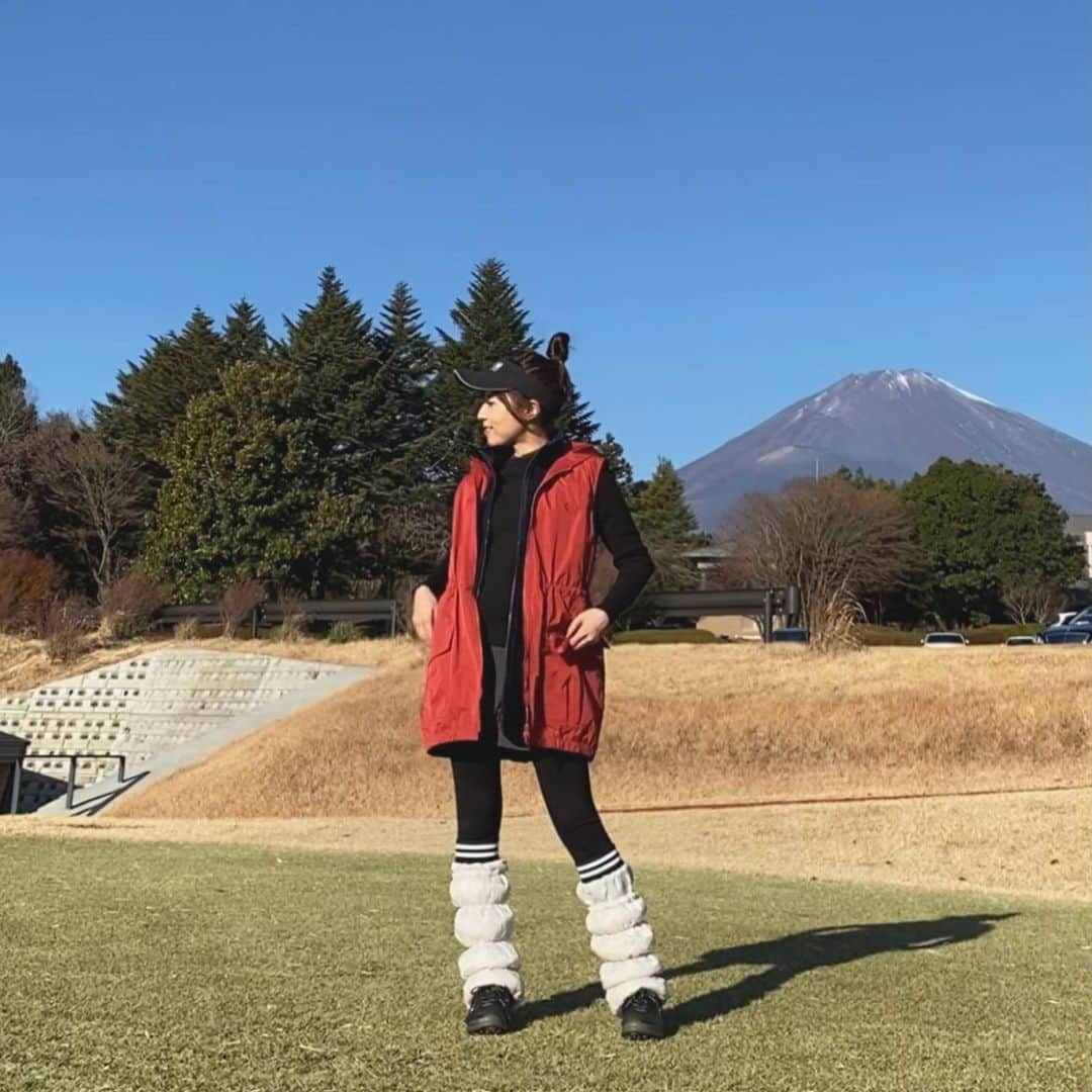 岩崎静羅さんのインスタグラム写真 - (岩崎静羅Instagram)「☺︎ 打ち納めしてきましたー！ 寒さにびびって @aimantgolf_official のベストを投入！！ フリース素材の内ベストと防風できるアウトベストのダブルパワーで ぬくぬくあったかでした！ * ーーCoodinate for Golf⛳️ーー OUTER... #aimantgolf  TOPS/BOTTOMS... @pxg  SUNVISOR... #pxg ーーーーーーーーーーーーーー * #155cm #ゴルフ女子 #美容マニア #sサイズ #sサイズコーデ #ゴルフウエア #golf  #golfwear #ゴルフコーデ #打ち納め #ベスト  #golfaddict #ゴルフ #富士山 #mtfuji #japan」12月25日 19時12分 - seeeeiiiiraaaa