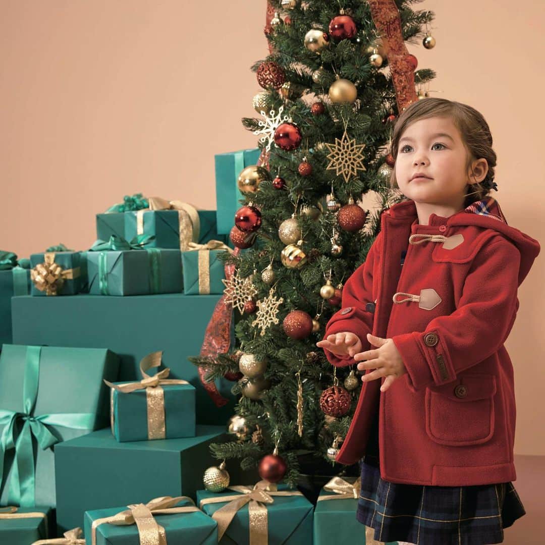 MIKI HOUSE ミキハウスさんのインスタグラム写真 - (MIKI HOUSE ミキハウスInstagram)「Happy Merry Christmas！  みなさまはどんなクリスマスをおすごしですか？ 赤ちゃんにとってはじめてのファーストクリスマスを迎えた ご家族もいらっしゃることでしょう✨  みなさまにとって思い出に残る、 子どもとご家族の笑顔輝く、 素敵な１日になりますように・・・♡ ・ ・ #mikihouse #ミキハウス #ダッフルコート #赤コーデ #coat #クリスマス #クリスマスツリー #クリスマスプレゼント #ハッピーメリークリスマス #メリクリ」12月25日 19時13分 - mikihouse.official