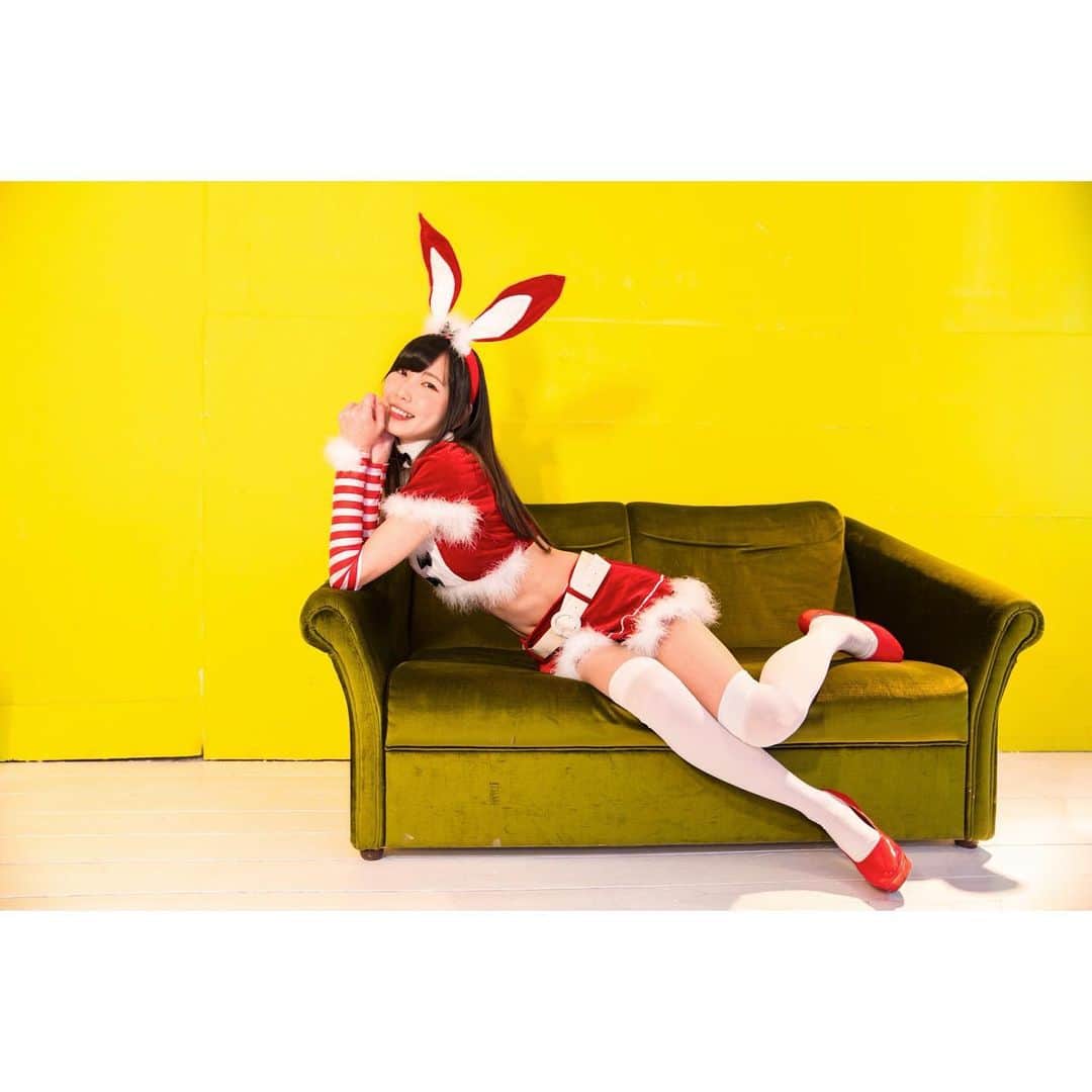 広岡あんずのインスタグラム：「. クリスマスだよ！ みんな何して過ごした？？🎅🏻🎄 . #merrychristmas #クリスマス  #クリスマス #サンタコス #サンタ  #バニー #うさぎコスプレ #影  #素敵なクリスマスを #撮影会  #photography #santa #cosplay」