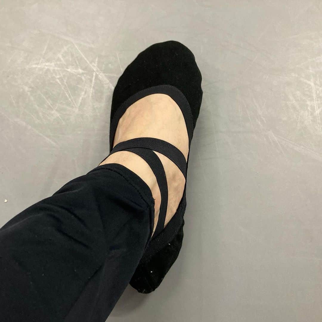 桂春雨さんのインスタグラム写真 - (桂春雨Instagram)「これから、今年最後のバレエレッスン。新しいバレエシューズ下ろしました。  #バレエ #レッスン #バレエシューズ #稽古 #ブロック #プロエラスティック #足 #黒タイツ #ballet #lesson #shoes #balletshoes #bloch」12月25日 19時23分 - harusamek
