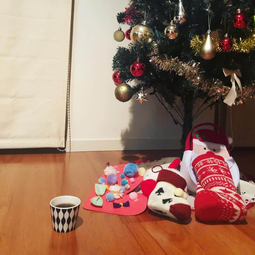 山口もえのインスタグラム：「サンタさんにお茶をあげるんだって💓 お茶をお供えしていたよ😊 こんな日にかぎって 原稿締め切りや提出物に追われ 今朝は早朝からのお仕事📺 バッタバタのクリスマス🎄 そりゃ・・・ クマもひどくなるよね。笑 それでもこどもたちが笑顔なら 良いじゃないか💓 メリークリスマス🎄🎁🎅  #クリスマス #キラキラの家ばかりじゃない #ふつーご飯でも #良いじゃないか！！#笑 #加湿器で潤い補給中」