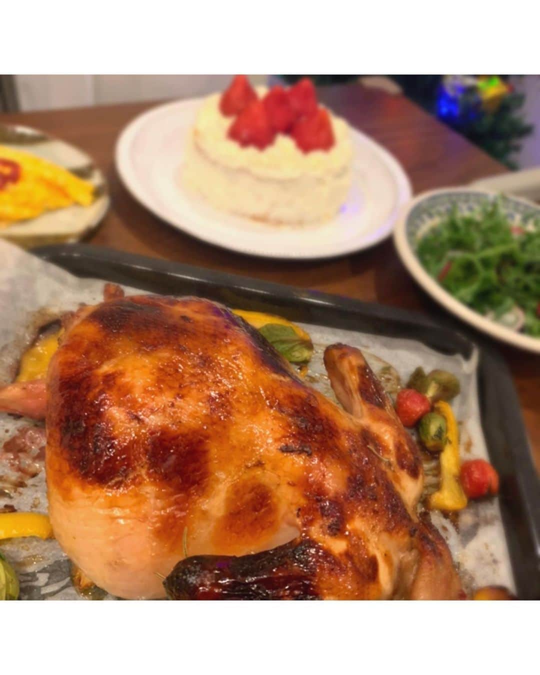 佐々木希さんのインスタグラム写真 - (佐々木希Instagram)「MerryXmas🎄 蜂蜜、醤油、ニンニクを混ぜたタレに漬け込んで丸鶏を焼きました。 ケーキは生クリームをうまく塗れなかったけど、まぁいっか。  #希んちのごはん」12月25日 19時19分 - nozomisasaki_official
