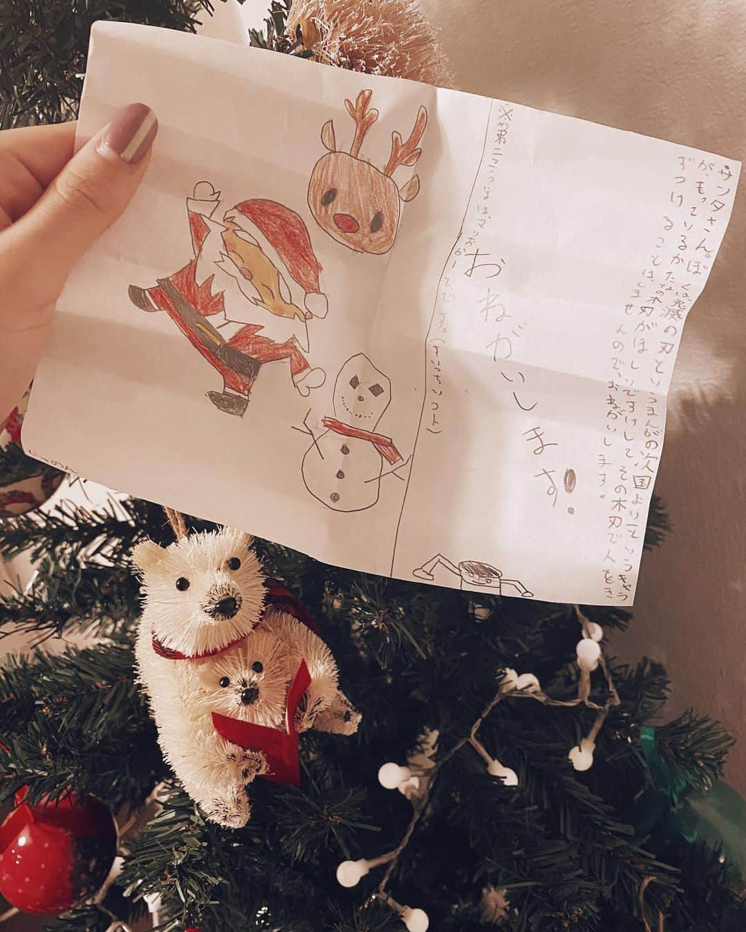 難波サキさんのインスタグラム写真 - (難波サキInstagram)「Merry christmas❤️わちゃわちゃクリスマス🎄長文（笑）  今年はみんなのメッセージを参考にさせてもらって昨日は寝る前にJとサンタさんのクッキーと🍪とミルクを準備したよ！置き方までこだわるJが可愛かった👦🏻  うちに来るサンタさんは毎年、慌てん坊のサンタクロースなの🎅（笑）ママサンタは夜中にお手紙のお返事を描き(体調悪すぎて字汚いw)、プレゼントを置き、わざとミルクを少し残して飲んで、クッキー🍪を食べ残し食べかすをこぼした（笑）慌てん坊のサンタクロースだからね😂  朝ね、もちろんいつもより早起きしてきたJさん、「ママーサンタさん来てるよー！クッキー食べてる！」思ってたよりシンプルな反応だった😂小3にもなればそんなもんかな！でも疑ってる様子全く無くてまだまだ信じてくれそうな感じでした❣️ふぅ。  今日は学校最終日だったから、朝プレゼント開けるのはサンタさんからのと、じじばばからのプレゼント🎁だけに…  今年ももちろんサンタさんに欲しいものお手紙書いてて、絵付きで可愛く描いてた😊が、しかし…まさかの自分がリクエストした鬼滅の刃の木刀が届いたプレゼントじゃなかったという…苦笑  はい、ここでママサンタの言い訳🤶（笑）鬼滅の刃の木刀って言うからググッて調べたけどそんなの無くて…。木刀って聞いたら、本気の木でできた危ないやつ想像しちゃった私🙄で、彼にも相談してこれの事かな？と…選んだのが鬼滅の刃DX日輪刀⚡️音が出るやつ、まだこんなおもちゃ好きなんだ〜？とか思いながら、まぁ鬼滅の刃ブームはすごいからかなって判断してそれにしちゃったの。はい、これがママサンタの言い訳です💧  プレゼントを開けたJは「木刀じゃない〜これじゃない〜えぇ〜これ幼稚園の子が遊ぶやつだよ？」って言われてしまいテンションだだ下がり😱私もチーン。ごめん、ごめん、ごめん😱って心の中でテンションズーン（笑）  とりあえず「サンタさん木刀って分からなかったとか？鬼滅の刃人気すぎるから品切れだったとか？」ってフォローしてサンタさんの手紙読んでみよって言って私が和訳して読んであげたら、「プレゼント楽しんでね！」の文章を聞いた途端、「うんっ、楽しむー！」っていきなりひょろっとテンションが変わって手紙に救われた〜（笑）❤️😭  学校から帰ってきて電池入れたら、音全開で「音でたらやっぱり楽し〜い！」って喜んでくれた😂本間に焦ったよ〜。欲しかった木刀って言ってたやつ調べて本人に見せたら、私が想像してた木刀じゃなくて、ただの刀だったよ😂😂😂これかよーズコーってなった（笑）お年玉🧧で買っちゃうしかないねって（笑）  今年はママからのプレゼントは卒業してサンタさんだけにしようと思ってたけど、いざツリー🎄出したらプレゼントが下に無いのが寂しくって可哀想で。かと言っておもちゃあげるのもよろしくないなと思って。  実用的な炭治郎のノートとぜんいつのボールペン🖊と、ドラえもん危機一髪を選んだ！ドラえもんのはおもちゃの範囲内だけど、ゲームばっかりしてるのが嫌で何か友達とかみんなで遊べるこういうのならアリだなと…選びました😉サンタさんのプレゼントよりドラえもん危機一髪の方が嬉しそうだったというオチ（笑）  クリスマスは親は大変だなぁ〜兄弟いたらもっと大変だよね…💦世間のパパママお疲れ様です🎅🤶❤️  今日の夜はクリスマスディナーの予定だったんだけど…私が体調崩してしまい(心配でPCR検査して陰性だった＆インフルも陰性)謎のしつこい風邪(ひどい倦怠感と頭痛)とレディースデーが被ってしまって動けないダウン💧彼も仕事だから明日なら料理手伝ってくれるし、ゆっくりディナー🍽できるからと言う事で明日に延長になりました💦Jもゆっくりできる方が良いって大人な発言😙我が家のchristmasはまだ続きます🎄  めっちゃ寒いからみんなもカラダ気をつけてね‼️👋🏼素敵なクリスマスをお過ごしください✨長文読んでくれてありがとう✨すこぶる体調悪すぎるけどチビチビ書き溜めてどうしても書きたくてw今日も早寝します…早く謎の風邪治りたい…  #クリスマスプレゼント  #クリスマス #慌てん坊のサンタクロース  #ママサンタ #jさん_日記  #男の子ママ #小3男子」12月25日 19時19分 - sakinanba