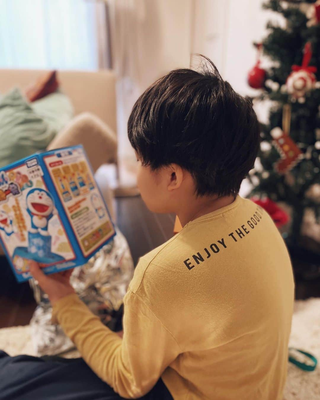 難波サキさんのインスタグラム写真 - (難波サキInstagram)「Merry christmas❤️わちゃわちゃクリスマス🎄長文（笑）  今年はみんなのメッセージを参考にさせてもらって昨日は寝る前にJとサンタさんのクッキーと🍪とミルクを準備したよ！置き方までこだわるJが可愛かった👦🏻  うちに来るサンタさんは毎年、慌てん坊のサンタクロースなの🎅（笑）ママサンタは夜中にお手紙のお返事を描き(体調悪すぎて字汚いw)、プレゼントを置き、わざとミルクを少し残して飲んで、クッキー🍪を食べ残し食べかすをこぼした（笑）慌てん坊のサンタクロースだからね😂  朝ね、もちろんいつもより早起きしてきたJさん、「ママーサンタさん来てるよー！クッキー食べてる！」思ってたよりシンプルな反応だった😂小3にもなればそんなもんかな！でも疑ってる様子全く無くてまだまだ信じてくれそうな感じでした❣️ふぅ。  今日は学校最終日だったから、朝プレゼント開けるのはサンタさんからのと、じじばばからのプレゼント🎁だけに…  今年ももちろんサンタさんに欲しいものお手紙書いてて、絵付きで可愛く描いてた😊が、しかし…まさかの自分がリクエストした鬼滅の刃の木刀が届いたプレゼントじゃなかったという…苦笑  はい、ここでママサンタの言い訳🤶（笑）鬼滅の刃の木刀って言うからググッて調べたけどそんなの無くて…。木刀って聞いたら、本気の木でできた危ないやつ想像しちゃった私🙄で、彼にも相談してこれの事かな？と…選んだのが鬼滅の刃DX日輪刀⚡️音が出るやつ、まだこんなおもちゃ好きなんだ〜？とか思いながら、まぁ鬼滅の刃ブームはすごいからかなって判断してそれにしちゃったの。はい、これがママサンタの言い訳です💧  プレゼントを開けたJは「木刀じゃない〜これじゃない〜えぇ〜これ幼稚園の子が遊ぶやつだよ？」って言われてしまいテンションだだ下がり😱私もチーン。ごめん、ごめん、ごめん😱って心の中でテンションズーン（笑）  とりあえず「サンタさん木刀って分からなかったとか？鬼滅の刃人気すぎるから品切れだったとか？」ってフォローしてサンタさんの手紙読んでみよって言って私が和訳して読んであげたら、「プレゼント楽しんでね！」の文章を聞いた途端、「うんっ、楽しむー！」っていきなりひょろっとテンションが変わって手紙に救われた〜（笑）❤️😭  学校から帰ってきて電池入れたら、音全開で「音でたらやっぱり楽し〜い！」って喜んでくれた😂本間に焦ったよ〜。欲しかった木刀って言ってたやつ調べて本人に見せたら、私が想像してた木刀じゃなくて、ただの刀だったよ😂😂😂これかよーズコーってなった（笑）お年玉🧧で買っちゃうしかないねって（笑）  今年はママからのプレゼントは卒業してサンタさんだけにしようと思ってたけど、いざツリー🎄出したらプレゼントが下に無いのが寂しくって可哀想で。かと言っておもちゃあげるのもよろしくないなと思って。  実用的な炭治郎のノートとぜんいつのボールペン🖊と、ドラえもん危機一髪を選んだ！ドラえもんのはおもちゃの範囲内だけど、ゲームばっかりしてるのが嫌で何か友達とかみんなで遊べるこういうのならアリだなと…選びました😉サンタさんのプレゼントよりドラえもん危機一髪の方が嬉しそうだったというオチ（笑）  クリスマスは親は大変だなぁ〜兄弟いたらもっと大変だよね…💦世間のパパママお疲れ様です🎅🤶❤️  今日の夜はクリスマスディナーの予定だったんだけど…私が体調崩してしまい(心配でPCR検査して陰性だった＆インフルも陰性)謎のしつこい風邪(ひどい倦怠感と頭痛)とレディースデーが被ってしまって動けないダウン💧彼も仕事だから明日なら料理手伝ってくれるし、ゆっくりディナー🍽できるからと言う事で明日に延長になりました💦Jもゆっくりできる方が良いって大人な発言😙我が家のchristmasはまだ続きます🎄  めっちゃ寒いからみんなもカラダ気をつけてね‼️👋🏼素敵なクリスマスをお過ごしください✨長文読んでくれてありがとう✨すこぶる体調悪すぎるけどチビチビ書き溜めてどうしても書きたくてw今日も早寝します…早く謎の風邪治りたい…  #クリスマスプレゼント  #クリスマス #慌てん坊のサンタクロース  #ママサンタ #jさん_日記  #男の子ママ #小3男子」12月25日 19時19分 - sakinanba