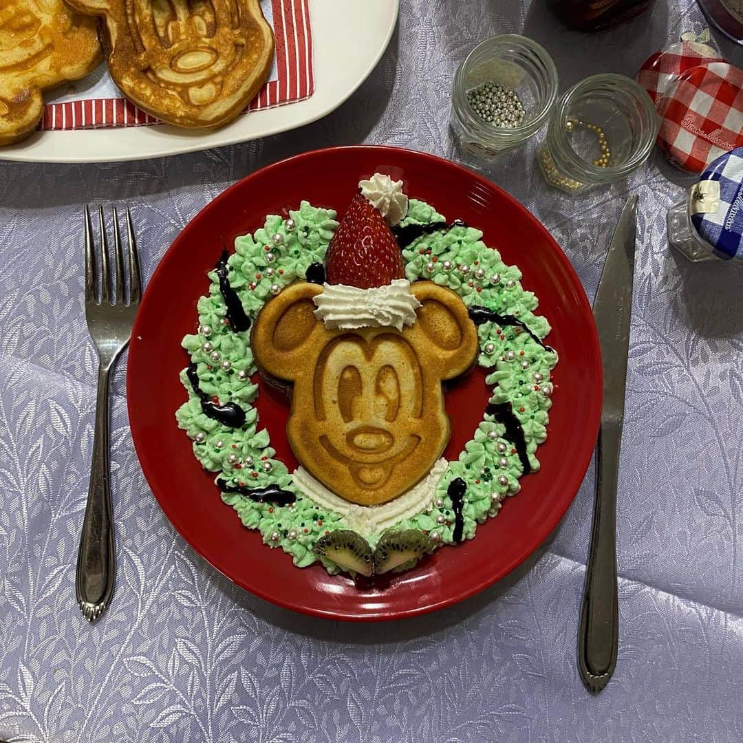 のインスタグラム：「〻 Merry Christmas🎄 おばあちゃんが遊びに来てくれたので お家で一緒にクリスマスパーティーをしました♡ 今年はケーキじゃなくてワッフル🧇 リースっぽくデコレーションしたの伝わるかな？… おばあちゃんが買ってきてくれたステーキ めちゃくちゃ美味しかったな〜〜🥳. . 皆さんは如何お過ごしですか？ クリスマスということはもうすぐお正月か🤔」