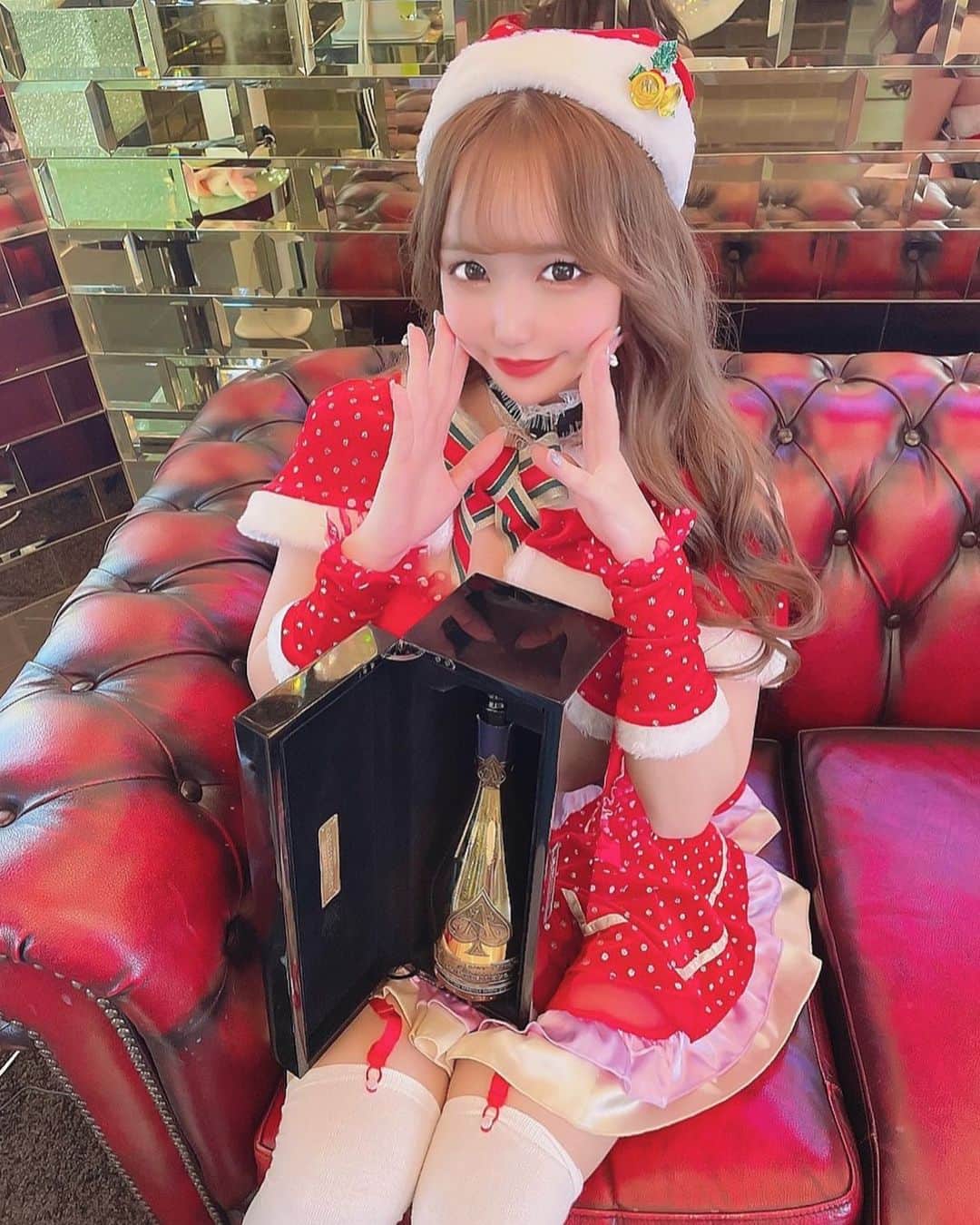 のインスタグラム：「はっぴーめりくり . . . #サンタコス #アルマンド #クリスマス #コスプレ #インスタ映え #名古屋 #錦 #錦3 #salondegold #キャバクラ  #キャバ嬢 #クラブ #ラウンジ #自撮り #シャンパン #歌舞伎町 #六本木 #銀座 #北新地  #ミナミ #中洲 #すすきの #followforfollowback #いいね #followｍe #following #かわいい #instalike #instagood #instalike #ナイツネット」