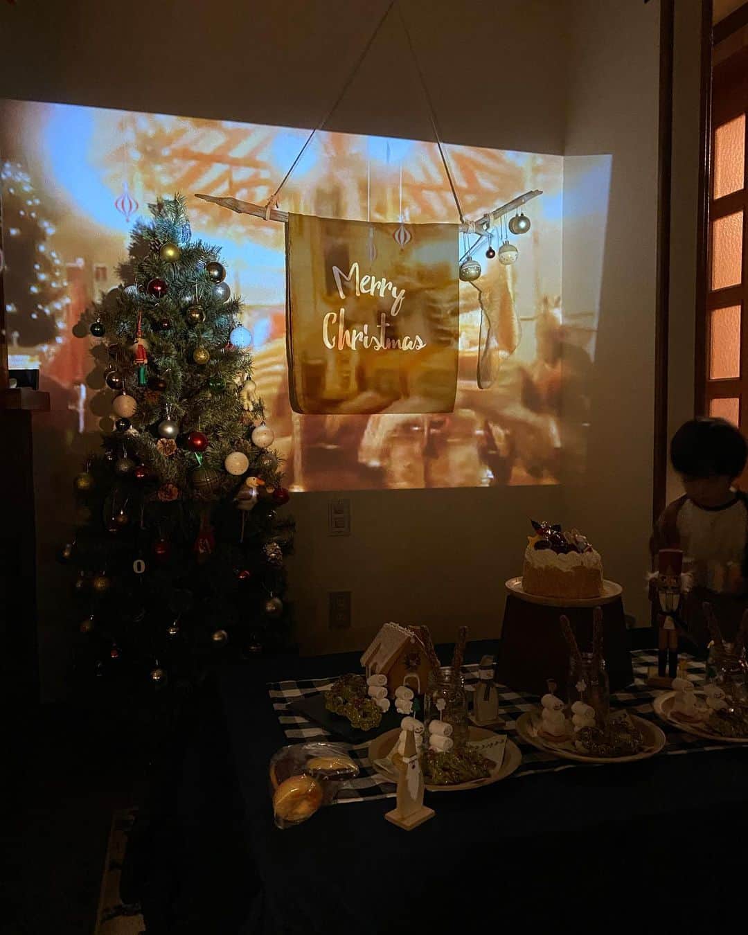 rats1316のインスタグラム：「・ Merry Christmas🎄  プロジェクターを使って投影するとよりホリデー感が強まって良い感じに🎄🎁 ・ ・ ・ もう1年も終わり。 あっという間だったな☺️  私は明日のはるの誕生日準備の為今から仮眠を取りam1:00ころ起きて準備します😪  お風呂と寝かしつけは👨🏾に任せた！ ・ ・ ・ #クリスマス#christmas#1225#merrychristmas」