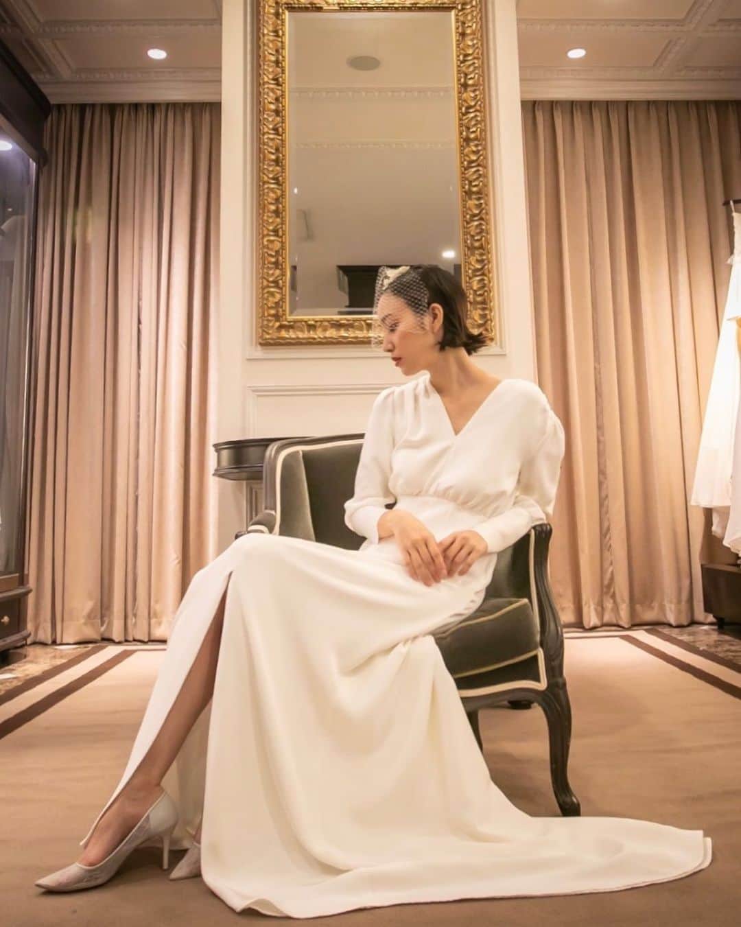 JUNOのインスタグラム：「News﻿！ ﻿ 日本初上陸ブランド﻿ LENA MEDOYEFF (レナ・メドエフ)﻿が JUNOに仲間入りしました ﻿ シンプル&クリーンなデザインは﻿ ファッションが好きで 自然体な花嫁の﻿ 心をときめかせることでしょう﻿ ﻿ ﻿ デザイナーのレナは﻿ 独立心が強く 自由思想﻿ ﻿ オールドファッションのクオリティと﻿ その過程を理解した上で﻿ モダンなスタイルを提案します﻿ ﻿ そのデザインへのポリシーは﻿ 私たちJUNOの目指す「伝統と革新の循環」と﻿ リンクして 心を揺さぶられました﻿ ﻿ ﻿ パワフルでフェミニンな花嫁のためのブランド﻿ LENA MEDOYEFF﻿ ﻿ 沢山の花嫁様の 運命の1着となります様に ﻿ Photo @lenamedoyeffbridal﻿ Dress “Fernanda” ﻿ #inesdisanto﻿ #MARCHESA﻿ #antonioriva﻿ #naeemkhan﻿ #inmaculada﻿ #kennethpool﻿ #zacposen﻿ #juno﻿ #junowedding﻿ #wedding﻿ #weddingdress﻿ #viktorandrolf ﻿ #lenamedoyeff ﻿ #ジュノ﻿ #ウエディング﻿ #ウェディング﻿ #ウエディングドレス﻿ #ウェディングドレス﻿ #ドレス﻿ #プレ花嫁﻿ #2020冬婚﻿ #2020秋婚﻿ #福岡花嫁﻿ #東京花嫁﻿ #九州花嫁﻿ #関東花嫁」