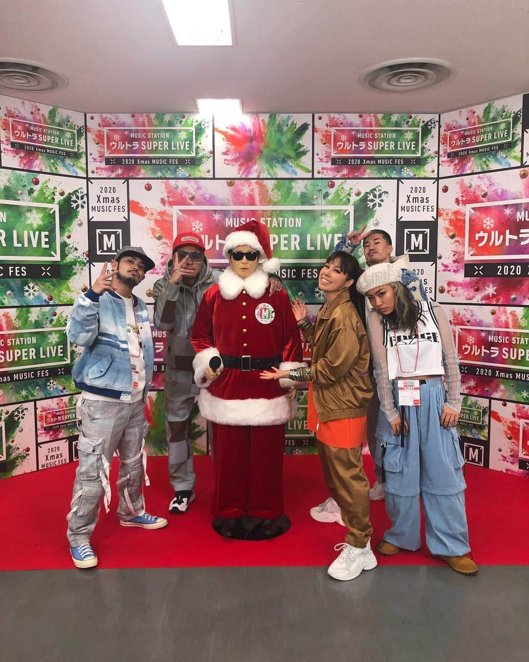 AIさんのインスタグラム写真 - (AIInstagram)「Music Station Super Live Sooooon🎄🎄🎄まもなくMステスーパーライブ生で #ハピネス 歌いまっす🔥🔥🔥Merry Christmas🤍🤍🤍  @kingofswag143 @dadeeninja @yuseidblast @riehata @yoshikidb @djhirakatsu @ex_musicstation   #Mステ #Mステスーパーライブ」12月25日 19時22分 - officialai