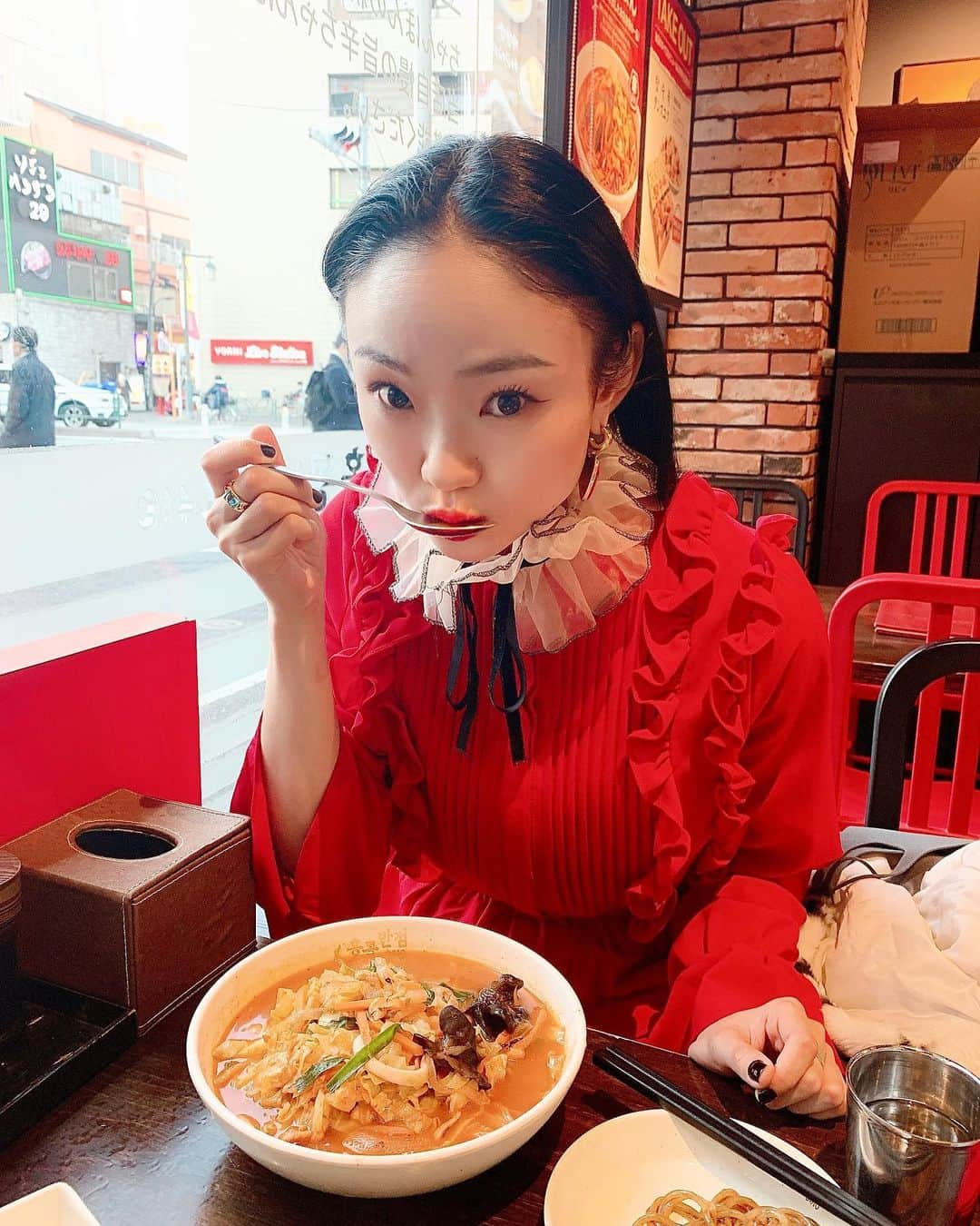 井田彩花さんのインスタグラム写真 - (井田彩花Instagram)「❤️🖤🤍 クリスマスコーデと見せかけて 真っ赤なチャンポンを食べるためのコーデ😋🍜❤️ #idaayakatan👗 #香港飯店 #짬뽕맛집」12月25日 19時32分 - idaayakatan