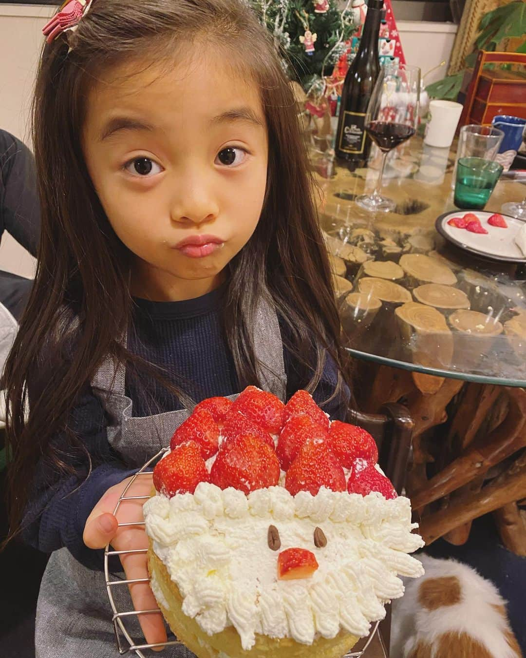 小水彩さんのインスタグラム写真 - (小水彩Instagram)「今年もサンタさんケーキつくりました🎂 スポンジケーキ上手に焼けて母大歓迎❤️ 家族3人で美味しくいただきました♪♪♪ . . . #merrychristmas #メリークリスマス #おうちでクリスマス #サンタさんケーキ #手作りサンタ #5歳3ヶ月」12月25日 19時32分 - aya_iitoto