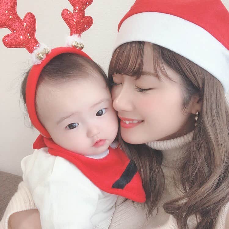 畠中清羅 のインスタグラム：「_  merry Christmas🎄🎁❤️  今年はもう何てことだ！ってほど 過去1最悪なクリスマスです。笑  娘はアデノウィルスになり 私も原因不明だけど体調崩して 年末は大人しくお家で過ごそう😱  我が家は年末にクリスマスやり直しかな🥲  #過去pic」