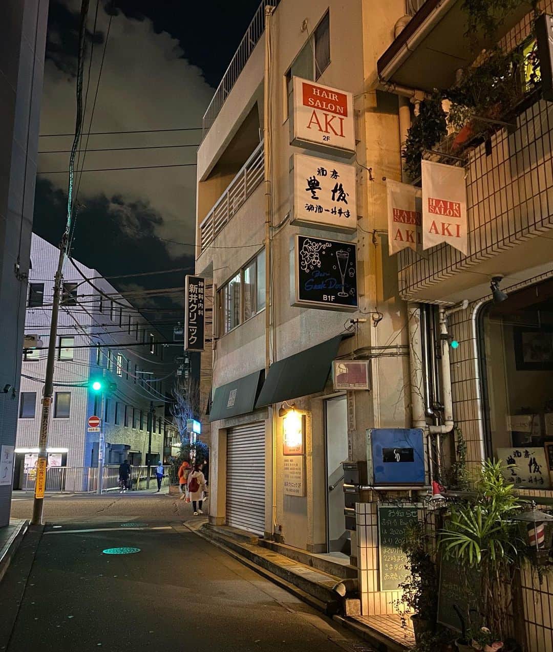 江口寿史のインスタグラム：「先ポストの写真の場所をリプで特定してくれた人が数人いて、正しい場所がわかりました。ヘアサロン アキが決めてだったそう。近鉄裏だったとの自分の記憶は全然違ってて、弁天通りと末広通りが交差する路地を井の頭通りに抜ける所でした。記憶に残っていた「3,3 SUNTORY」の看板のビルは今はなく、「軽食 ろん」なんて店は全く覚えてない。人の記憶はアテにならないね。」