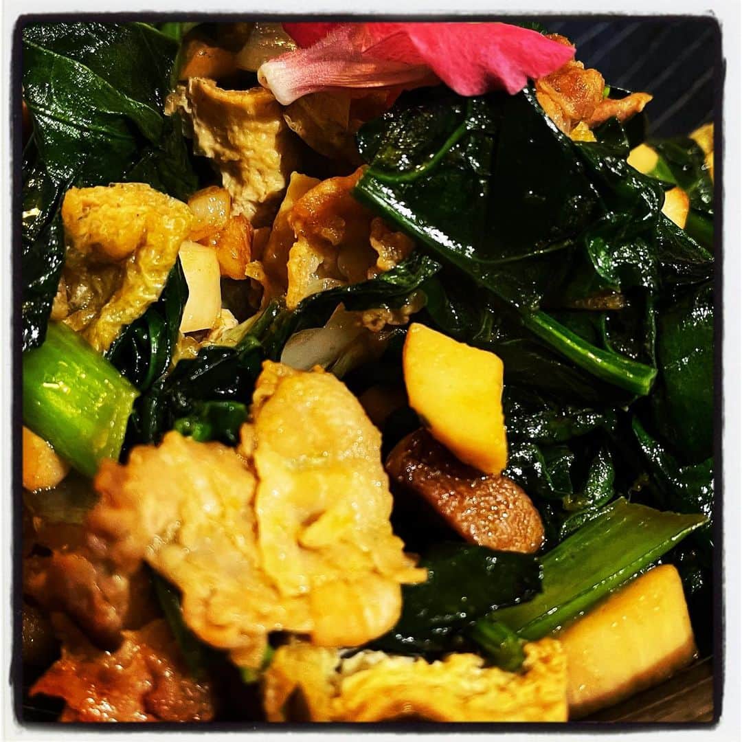 浅岡雄也さんのインスタグラム写真 - (浅岡雄也Instagram)「白菜豚。 出汁と胡麻油だけ。  と  ほうれん草、小松菜 油揚げ、エリンギ、ニンニク 炒め。 こちらはパセリドレッシング で、炒め合わせた。  米はなし、ビアのみw  （ﾟдﾟ）ｳﾏｰ！」12月25日 19時29分 - uyax_asaoka