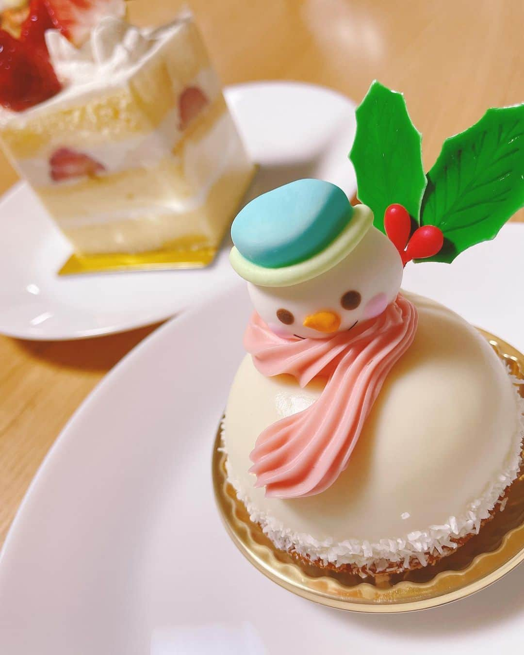 池田彩のインスタグラム：「クリスマスはケーキ食べましたか？ 私は昨日クリスマス満喫しました😆 普段家ではなかなか食べないイタリアンも🍴 料理名が全部長いのと、難しい笑 でも、全部美味しかった😆  #クリスマスケーキ #スノーマン #アンテノール  #牛タン #マルサラワインソース #燻製チーズとベーコン入り鶏のコトレッタ #きのことトリュフ風味のラヴィオリ #合鴨のロースト #トリュフ風味 #サルメリアガリバルディ　#ガリバルディ  #salumeriagaribaldi」