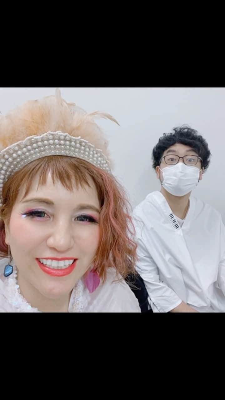 横沢ローラのインスタグラム：「8ヶ月ぐらいかけて計画していた、一連の流れがとうとう12/23日に形になった。そして終わっていった。あー！ 　　 買った衣装が、翌日のイブに「メリークリスマス！」みたいなカードと共に届きました。ちがうちがーうそうじゃなーい。クリスマスプレゼントじゃなくて自分にだから。備考に書いたじゃないか。わざわざイブまで配達待たなくていいからー！涙  前日に「こりゃ...衣装まにあわんな」と察したわたくしが、得意の文化祭感満載で、仕上げた形の一部（ヘッドアップ）です。首から下はもっと文化祭だったんだけどそれは、おいおい。  @onomatopel」