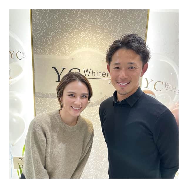 のインスタグラム：「#🙋‍♀️🙋‍♂️ 先日、夫婦で歯のホワイトニングにいきました！ お友達がオープンさせたクリニックで、 今とっても安いキャンペーン中だから😝❄️ クリーニングも丁寧にしていただいたし 旦那さんも歯がキラッキラに白くなってて✨ あと、施術後二人で声を合わせて言ったのが 「座席がめっちゃ心地いいよね！！笑」って🤣 痛みもないから、二人とも爆睡でした。💜 なんと！私のインスタ見たと伝えてくれたら キャンペーン価格よりもさらに安く 40％オフでホワイトニングしてくださるそう‼️ (1万円切ります！！安すぎ！) この機会に是非、最新機器のホワイトニング 体験してね🦷✨ @yc_whitening  #大阪#ホワイトニング#梅田#whitening#pr #クリニック#YCホワイトニング」