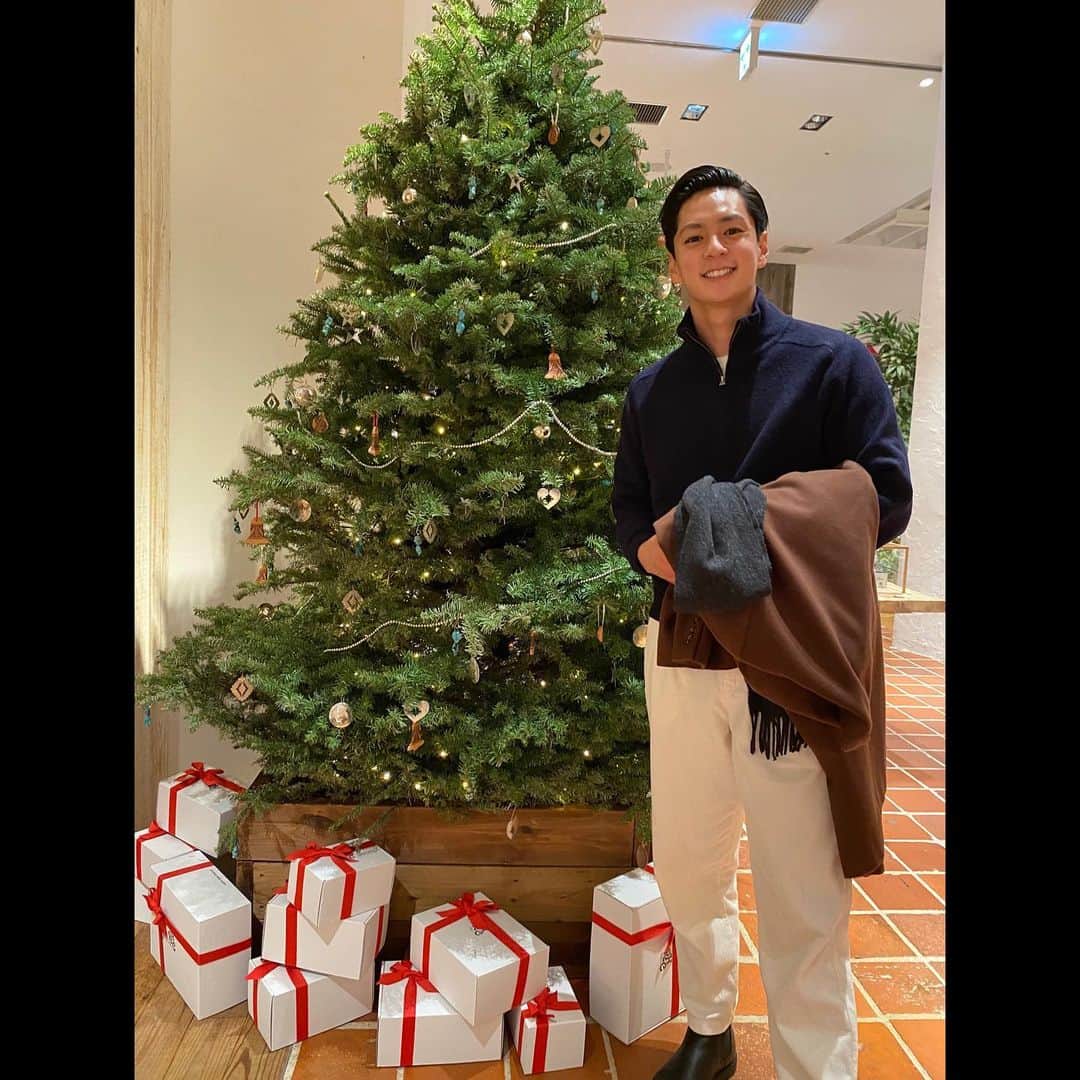 山口貴也さんのインスタグラム写真 - (山口貴也Instagram)「. Merry Christmas 皆さんいかがお過ごしでしょうか。  クリスマス！！と同時に今年も残り1週間 と思うと、さみしくなりますよね。  残りも精一杯駆け抜けようと思います！🏃🏾  #Xmas #クリスマス」12月25日 19時35分 - takaya_yamaguchi_official