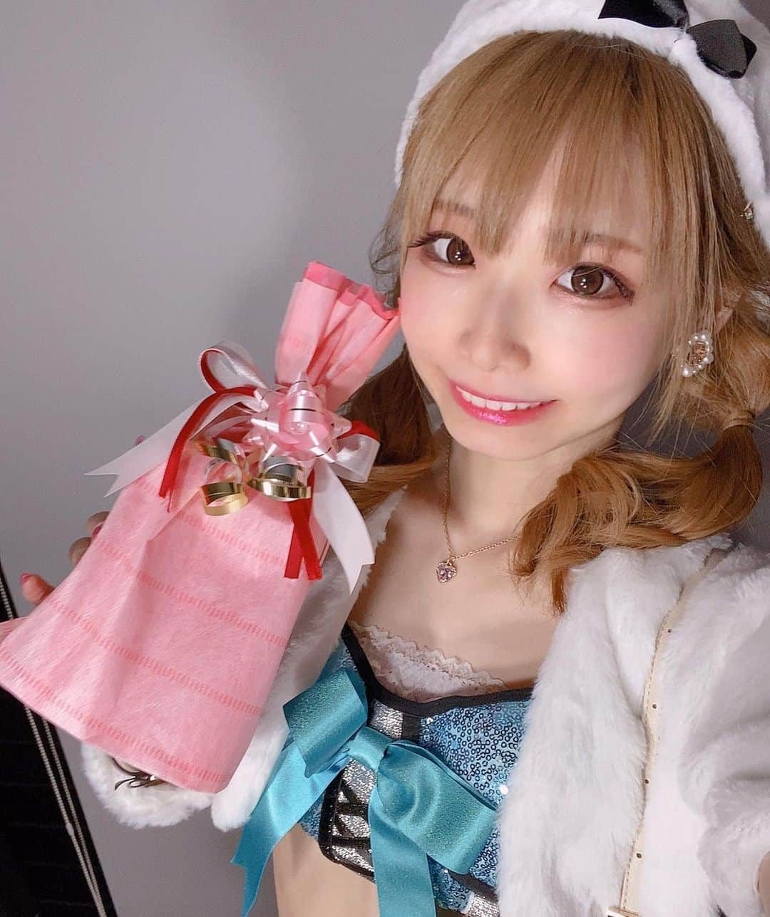 姫宮まほれさんのインスタグラム写真 - (姫宮まほれInstagram)「❄️☃️💍  雪の妖精みたいなサンタさんも着た✨  costume @malymoon1991   bar Apareの出勤日では、チェキ沢山や ドリンクやボトルもプレゼントも ありがとうございました🥰💕 サンタさんだぁぁ…！！✨  #クリスマスコスプレ #サンタコスプレ  #サンタコス #マリームーン #コンカフェキャスト #コスプレ女子   #コスプレ#コスプレイヤー #ツインテールアレンジ #ツインテール #costume #japanesecosplayer  #cosplaygirls  #角色扮演　#撮影会モデル #패션  #셀피　 #粉我　#性感內衣　#撮影会  #インスタグラビア」12月25日 19時35分 - mahore07