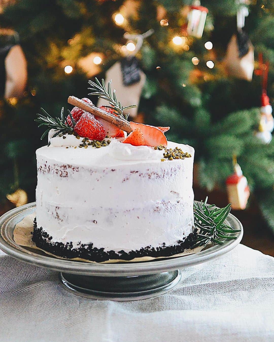 Natsuko Motoiのインスタグラム：「#クリスマスケーキ #クリスマス . 我が家は先週早めにクリスマス🎄 . . . 　#クリスマスパーティー #夜ご飯 #カルパッチョ　#チキン #パエリア #おうちごはんlover #おうちカフェ #cake #christmascake #christmas  #暮らし　#うつわ　#vscofood #foodvsco  #igersjp  #フーディーテーブル #wp_deli_japan #kitchen #キッチン」