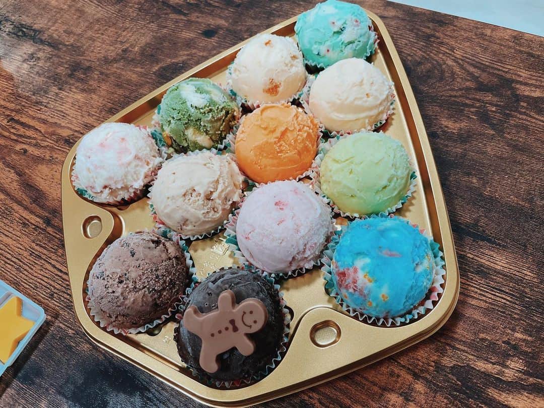 EMIのインスタグラム：「⭐︎ 今年のクリスマスはケーキじゃなくてサーティワンのツリーアイス🎄 12個娘が選んだよ♡ #サーティワン」