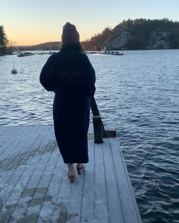 のインスタグラム：「Skapar nya julaftonstraditoner med hets av grannar och folk här på insta. Julaftonsbadade utan bastu! Det var ju lite smärtsamt men herregud vad glad och pigg jag var hela dan sen. Vad gjorde ni på julafton?  #julaftonsbad #minusgrader」