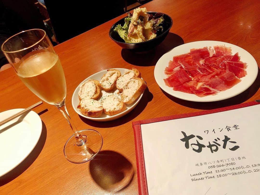 若林美里のインスタグラム：「* 今日は家族でイタリアン🍴🇮🇹  家族3人で過ごせるクリスマスはおそらく小学生振り。  自分の好きな道を好きなように進ませてくれる両親に感謝します😊✨  パパ、ママ、ありがとう!!😁❤️  聖誕節快樂🎄  #クリスマス #メリークリスマス #merrychristmas #聖誕節快樂 #家族 #ありがとう #感謝 #岐阜 #ディナー #dinner #taiwan #台湾 #高雄 #高雄陽信 #陽信銀行 #プロサッカー選手 #海外サッカー選手 #台湾サッカー #女子サッカー #サッカー女子 #女子アスリート #女性アスリート #海外女子 #若林美里 #謝謝」