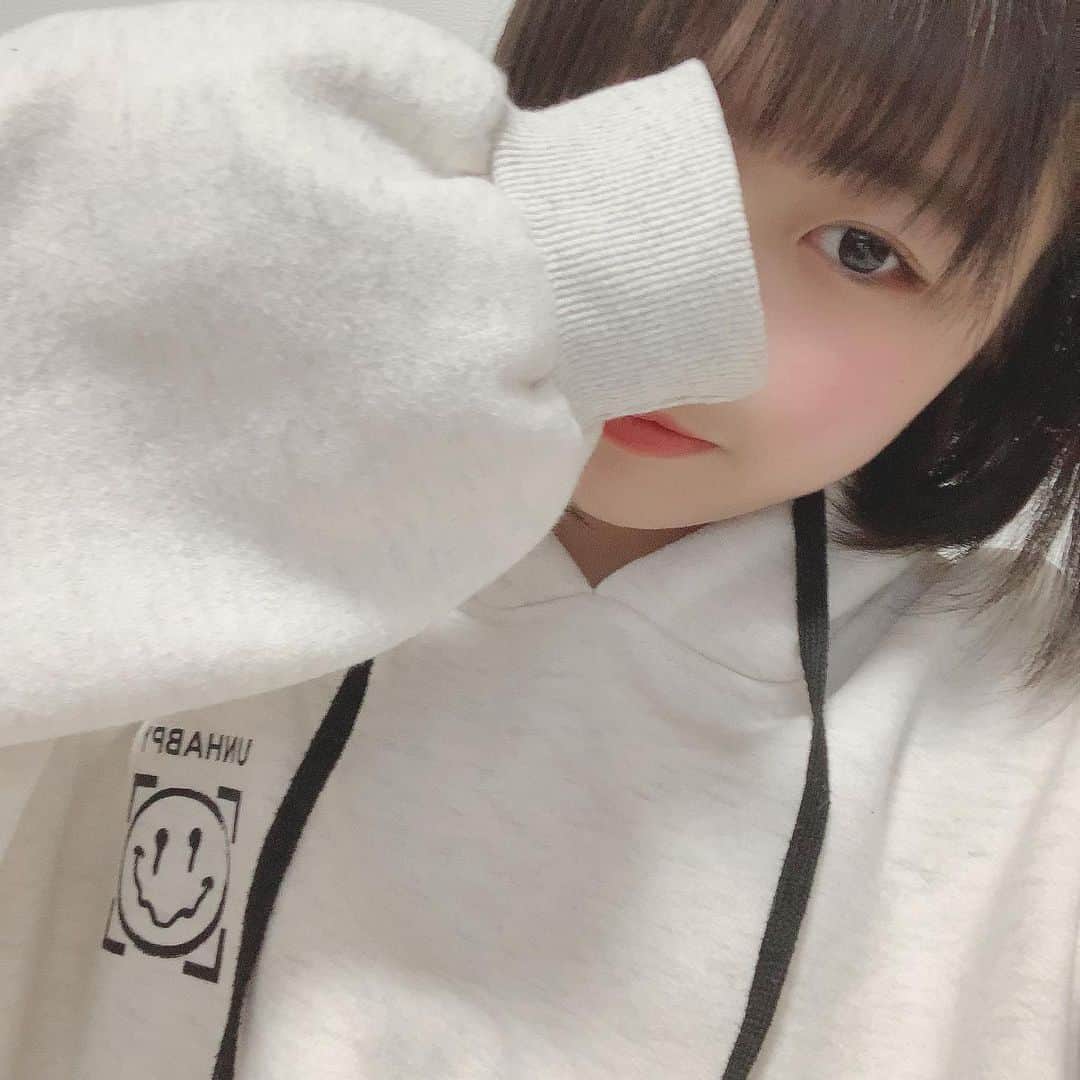 のインスタグラム：「. ライブでもどこのですか？ってめちゃめちゃ聞かれたパーカー！ 後ろに大きいニコちゃんのプリントしてあって、めっちゃ可愛い！！」