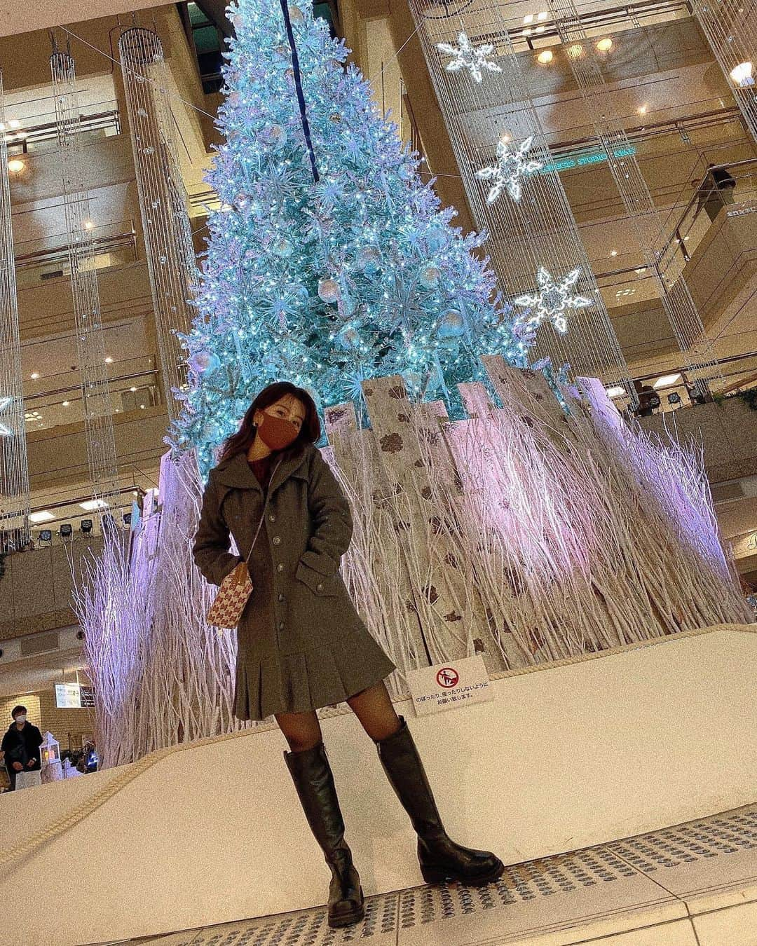 田中優衣さんのインスタグラム写真 - (田中優衣Instagram)「メリークリスマス🎅🎁 皆さんどんなクリスマスをお過ごしですかっ。 あっという間に終わって寂しい〜🥺  今年は大きなイルミネーションは見に行けなかったけど 綺麗なツリーの前で写真を撮れました🎄  脚長効果抜群の @stellaviana_official のブーツ👢 歩きやすくて履き心地が◎  あやちゃんさすがだよ✌️」12月25日 19時49分 - heisei_8nen