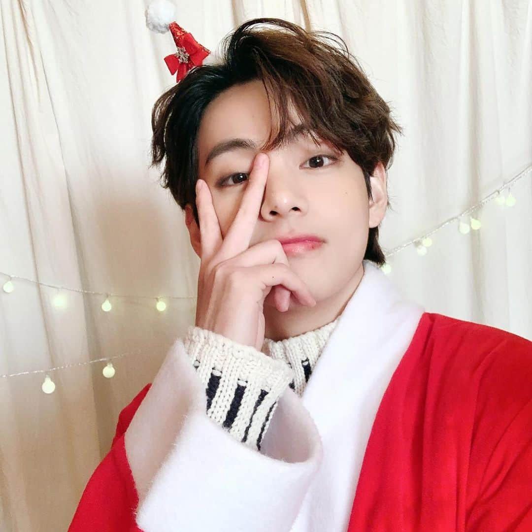 女優と俳優のインスタグラム：「𝓜𝓮𝓻𝓻𝔂 𝓒𝓱𝓻𝓲𝓼𝓽𝓶𝓪𝓼🎄 ・  #뷔 #김태형  #kimtaehyung   #지민  #박지민 #parkjimin  #정국 #전정국 #jeonjungkook  #bts #방탄소년단 #제이홉 #방탄  #merrychristmas #christmas #xmas #1225」